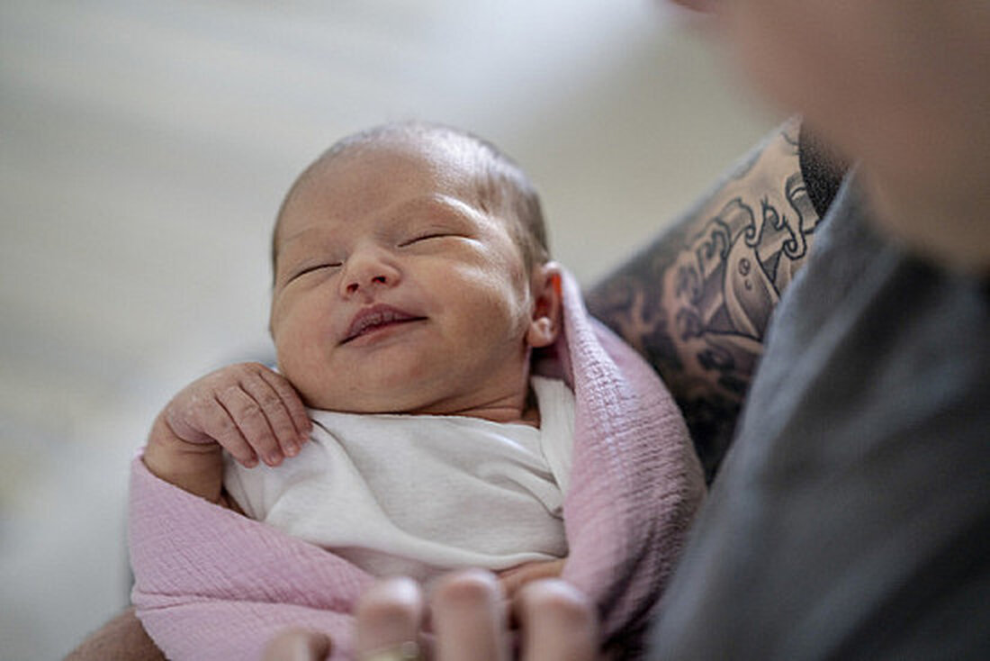 Eine häufige Erkrankung bei Neugeborenen signalisiert gelegentlich ein ernsthaftes Gesundheitsproblem. Die meisten Neugeborenen werden zumindest ein bisschen gelb. Dieser als Gelbsucht bekannte Zustand ist ein sehr häufiger und normalerweise normaler Teil der Neugeborenenperiode. Aber in einigen sehr seltenen Fällen kann es zu einem ernsteren Problem führen oder ein Zeichen dafür sein. Deshalb müssen Eltern darüber Bescheid wissen. Was verursacht Gelbsucht? Die gelbe Farbe der Neugeborenen-Gelbsucht wird durch hohe Konzentrationen einer Substanz namens Bilirubin im Blut verursacht. Bilirubin stammt hauptsächlich aus dem Abbau roter Blutkörperchen. Es wird in der Leber verarbeitet, um es dem Körper zu erleichtern, es über Urin und &hellip;