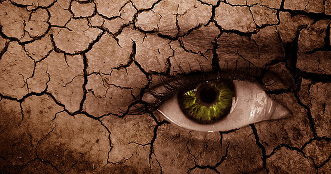 Die Augen fühlen sich trocken, körnig und gereizt an? Das kann helfen. Im Idealfall wäre die Lösung für trockene Augen einfach: Wenn Sie ihnen etwas Feuchtigkeit hinzufügen, wäre das Problem gelöst. In Wirklichkeit ist es nicht so einfach. „Das Trockene-Auge-Syndrom ist eine chronische, komplexe Erkrankung, und wir haben kein strenges Behandlungsschema, an das wir uns halten könnten. Wir können es nicht heilen oder zum Verschwinden bringen, aber wir können damit umgehen“, sagt Dr. Thomas Dohlman, Er ist Augenarzt und Augenchirurg am mit Harvard verbundenen Massachusetts Eye and Ear und Assistenzprofessor für Augenheilkunde an der Harvard Medical School. Was sind die &hellip;