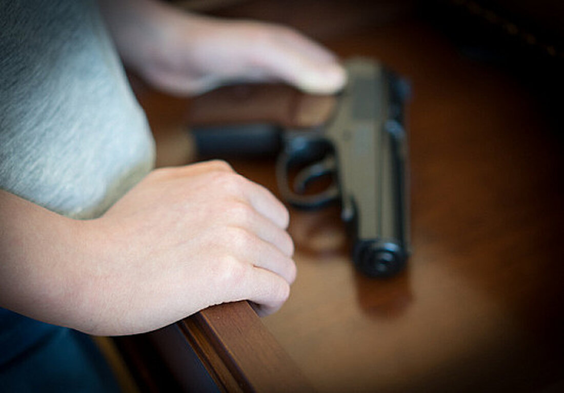 Wir alle können die Wahrscheinlichkeit unbeabsichtigter Schießereien verringern. Waffen verletzen und töten; es ist eine einfache Tatsache. Und während die meisten Schussverletzungen und Todesfälle das Ergebnis eines Angriffs oder Selbstmords sind, kommt es ständig zu unbeabsichtigten Verletzungen, auch bei Kindern und zwischen ihnen. In den sechs Jahren zwischen dem 1. Januar 2015 und dem 31. Dezember 2020 gab es laut Everytown Research and Policy mindestens 2.070 unbeabsichtigte Schüsse von Kindern unter 18 Jahren, die zu 765 Todesfällen und 1.366 Verletzungen führten. Wenn Sie ein Elternteil sind – oder auch wenn Sie es nicht sind – können Sie auf verschiedene Weise …
