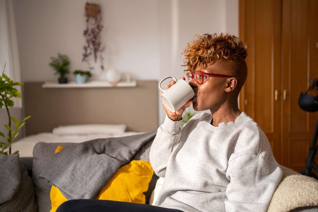 Regelmäßige Kaffeetrinker haben auch niedrigere Blutdruckwerte, wie neue Forschungsergebnisse zeigen. Das Trinken von mindestens drei Tassen Kaffee pro Tag kann dazu beitragen, niedrige Blutdruckwerte aufrechtzuerhalten, aber selbst Menschen, die weniger als drei Tassen pro Tag konsumieren, können Blutdruckvorteile feststellen Der Koffeingehalt in Kaffee erhöht nachweislich den Blutdruck, andere Kaffeebestandteile wie Antioxidantien können helfen, den Blutdruck zu senken. Stocksy/Luis Velasco Das Trinken von drei oder mehr Tassen Kaffee pro Tag wurde mit niedrigeren Blutdruckwerten in Verbindung gebracht, so eine neue Studie, die letzten Monat in der Zeitschrift veröffentlicht wurde Nährstoffe. Die Studie, die von einem Forscherteam des Universitätskrankenhauses Sant&#8217;Orsola-Malpighi in Bologna, &hellip;