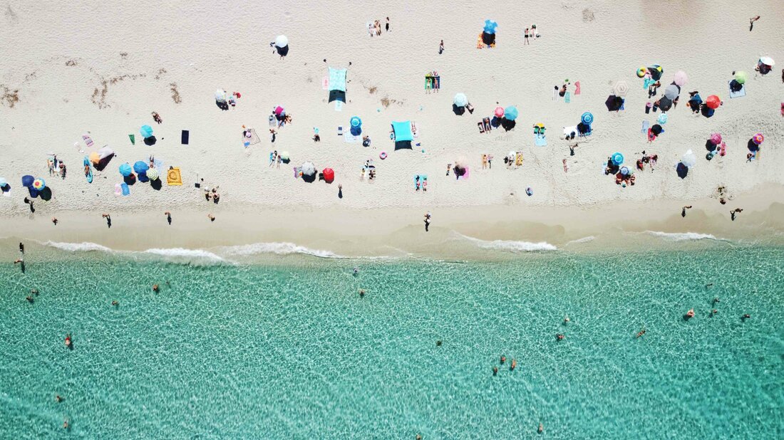 Mehr als die Hälfte der im letzten Jahr getesteten US-Strände hatten mindestens einen Tag lang unsichere fäkale Bakterienkonzentrationen, wie ein neuer Bericht ergab. Das Schwimmen in fäkalienverseuchtem Wasser kann gesundheitliche Probleme wie Übelkeit, Durchfall, Hautausschläge oder manchmal sogar schwerere Erkrankungen verursachen, sagten Experten Krankheitserreger können Strände über Regenwasser, Abwasserabflüsse und andere Quellen verschmutzen, und Experten sagen, dass der Klimawandel und die alternde Infrastruktur dazu führen könnten, dass diese Kontaminationsereignisse häufiger auftreten. Vanilla Monkey Bear/Getty Images Einem neuen Bericht zufolge wiesen mehr als die Hälfte der Strände des Landes im vergangenen Jahr mindestens einen Tag lang potenziell gefährliche Fäkalienkontaminationen auf. Der …