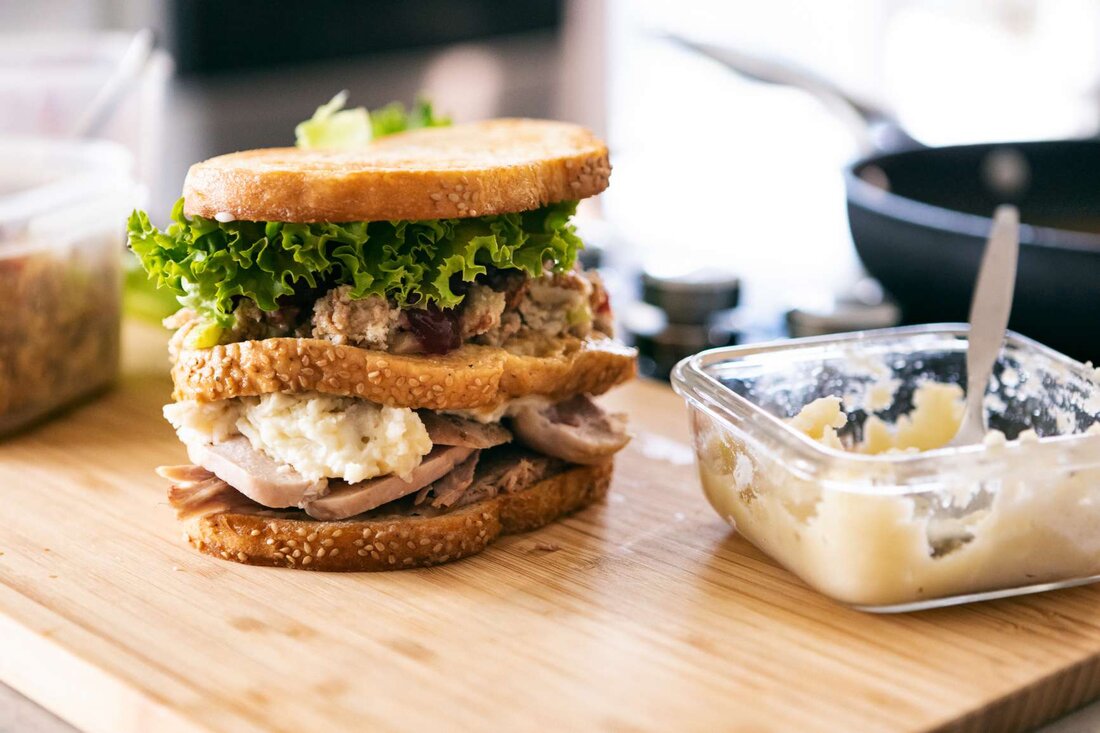 Nach einem Thanksgiving-Essen ist es wichtig, auf die richtige Lagerung der Lebensmittel zu achten, wenn Sie Reste essen möchten. Nachdem Sie die Lebensmittel vom Herd (oder dem Kühlschrank) genommen haben, sollten sie nur zwei Stunden (bei heißeren Temperaturen nur eine Stunde) stehen gelassen werden. .Alle Reste sollten innerhalb von drei bis vier Tagen nach dem Kühlen verzehrt werden, um Bakterienwachstum zu vermeiden. Der Erntedankfest ist vorbei und das Rennen beginnt – nicht um die besten Angebote am Black Friday zu ergattern, sondern um die großen Mengen Truthahn, Kartoffelpüree und Kuchen Vor sie werden schlecht. Die ordnungsgemäße Aufbewahrung von Lebensmitteln in …