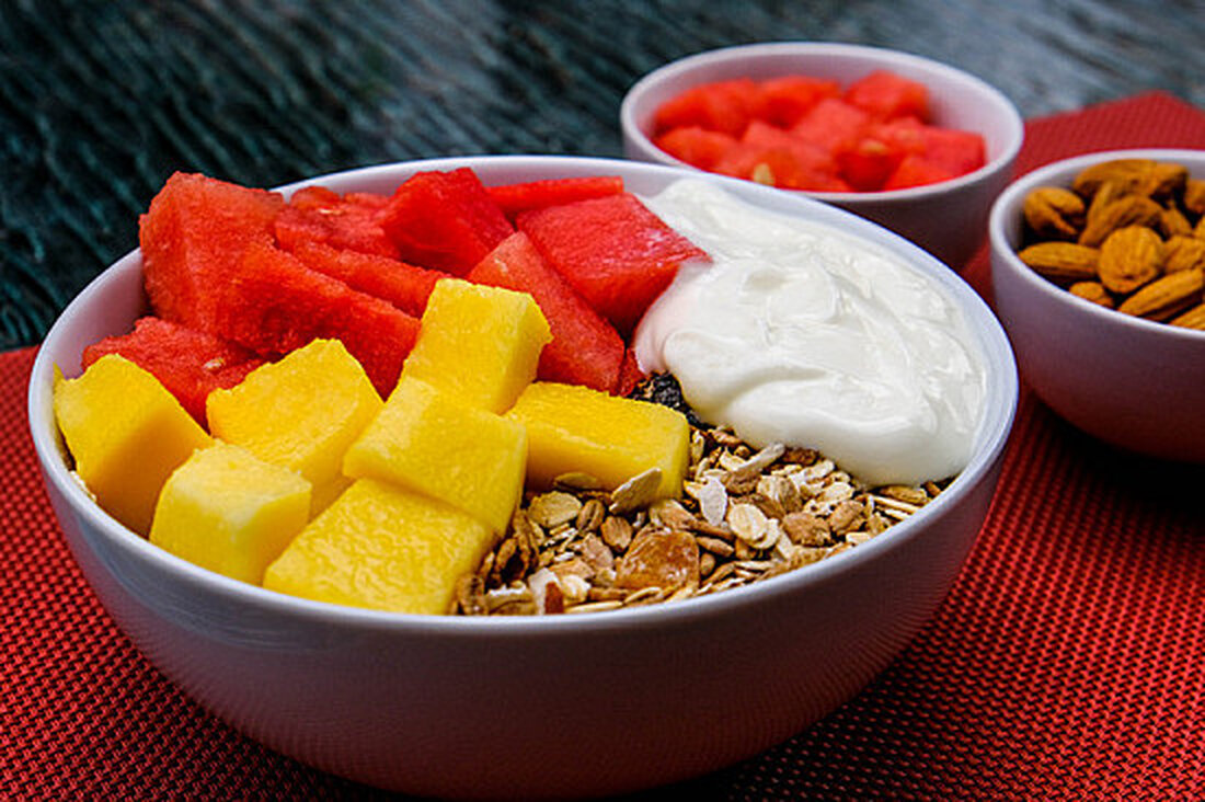 Ein F kann bedeuten, dass Sie in der Schule versagt haben, aber der Buchstabe bringt Ihnen gute Noten für Ihre Ernährung. Die beiden wichtigsten Ernährungsfaktoren – Ballaststoffe und fermentierte Lebensmittel – haben oberste Priorität, um eine gesunde Verdauung aufrechtzuerhalten, und sie bieten möglicherweise noch viel mehr. Wie können Sie diese Nährstoffe in Ihre Mahlzeiten integrieren? Kann dies sowohl Ihrer allgemeinen Gesundheit als auch Ihrer Darmgesundheit zugute kommen? Ballaststoffe, fermentierte Lebensmittel und das Darmmikrobiom Das Darmmikrobiom besteht aus Bakterien, Viren, Pilzen und anderen Mikroorganismen, die im Dickdarm (Dickdarm) leben. Was Sie essen, die Luft, die Sie atmen, wo Sie leben und &hellip;