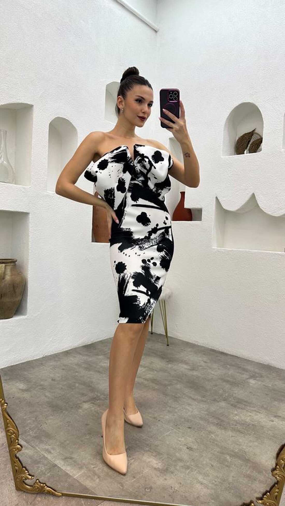 In der Welt der Mode spielen Kleider eine zentrale Rolle, da sie Weiblichkeit, Eleganz und Stil verkörpern. Unter den zahlreichen verfügbaren Optionen zeichnen sich Alle Kleider, Abendkleider und das Abendkleid aus Chiffon durch ihre Vielseitigkeit und ihre anmutige Ausstrahlung aus. Tauchen wir ein in die faszinierende Welt dieser drei emblematischen Stile und entdecken, wie sie jede Frau in einen Blickfang verwandeln können. Alle Kleider: Vielfalt für jeden Geschmack Alle Kleider bieten eine schier endlose Vielfalt an Stilen, Schnitten und Farben, um den individuellen Vorlieben und Bedürfnissen jeder Frau gerecht zu werden. Diese Vielfalt ermöglicht es Frauen, für jeden Anlass das …