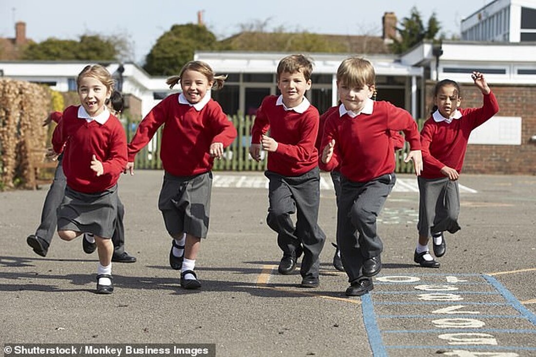 Die Studie basierte auf Fitnesstests von etwa 1.200 australischen Kindern, die 1985 durchgeführt wurden Über drei Jahrzehnte später ließen sie dann ihre kognitiven Fähigkeiten als Erwachsene testen Erwachsene, die fittere Kinder waren, schnitten bei den mentalen Tests besser ab Wissenschaftler sagen, dass diese verbesserte kognitive Fähigkeit sie vor Demenz schützen könnte Forschungsergebnisse deuten darauf hin, dass übergewichtige Kinder im Alter anfälliger für Demenz sind. Eine Studie mit 1.200 Kindern, die 30 Jahre lang beobachtet wurden, ergab, dass fittere und schlankere Jugendliche später im Leben bessere Denkfähigkeiten hatten. Wissenschaftler glauben, dass ihre verbesserten kognitiven Fähigkeiten sie davor schützen könnten, im Alter &hellip;