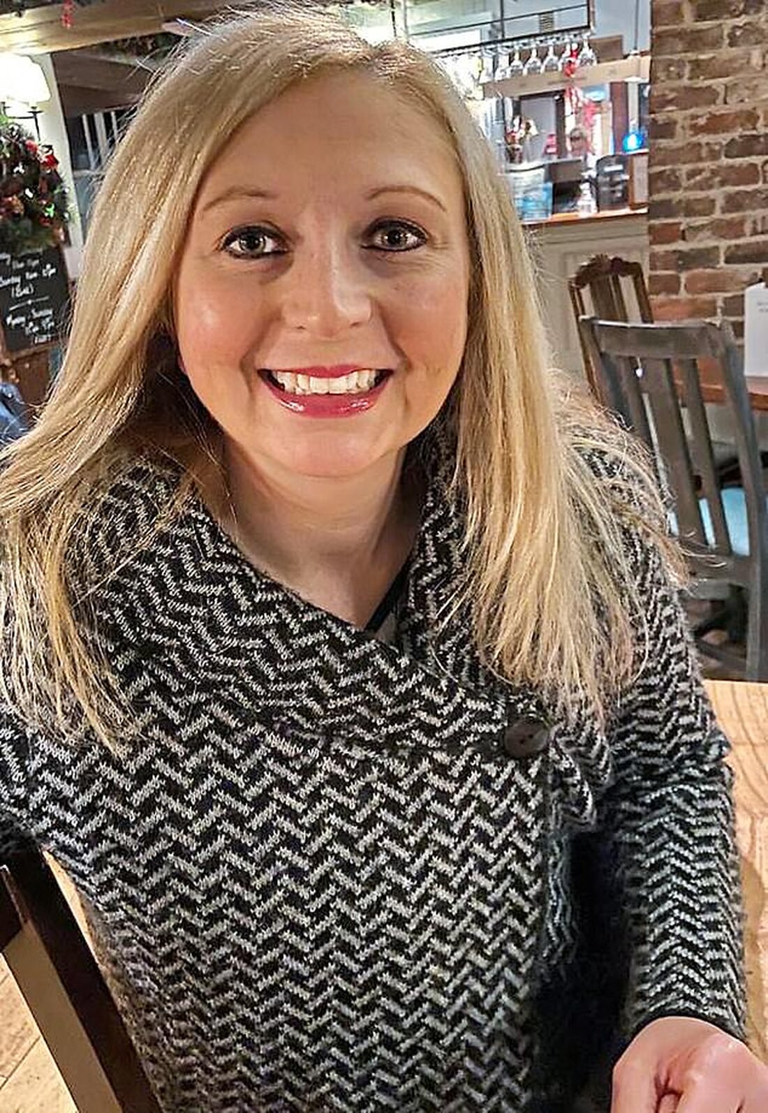 Trodelvy liefert starke Chemotherapeutika, die Krebszellen von innen angreifen Das hochpräzise Verfahren vermeidet Schäden an gesundem Gewebe, was bedeutet, dass Ärzte höhere Dosen verabreichen können, ohne die Nebenwirkungen zu verschlimmern Trodelvy hat sich bei Patienten mit dreifach negativem Brustkrebs, einer notorisch schwer zu behandelnden Form der Krankheit, die 15 % der Fälle ausmacht, als wirksam erwiesen; Bei diesen Frauen kann das Medikament die Überlebensraten verdoppeln Im April lehnte die NHS-Ausgabestelle National Institute for Health and Care Excellence das Medikament, auch bekannt als Sacituzumab Govitecan, als zu teuer ab Frauen mit fortgeschrittenem Brustkrebs wurde durch eine bahnbrechende Behandlung, die ihnen helfen …