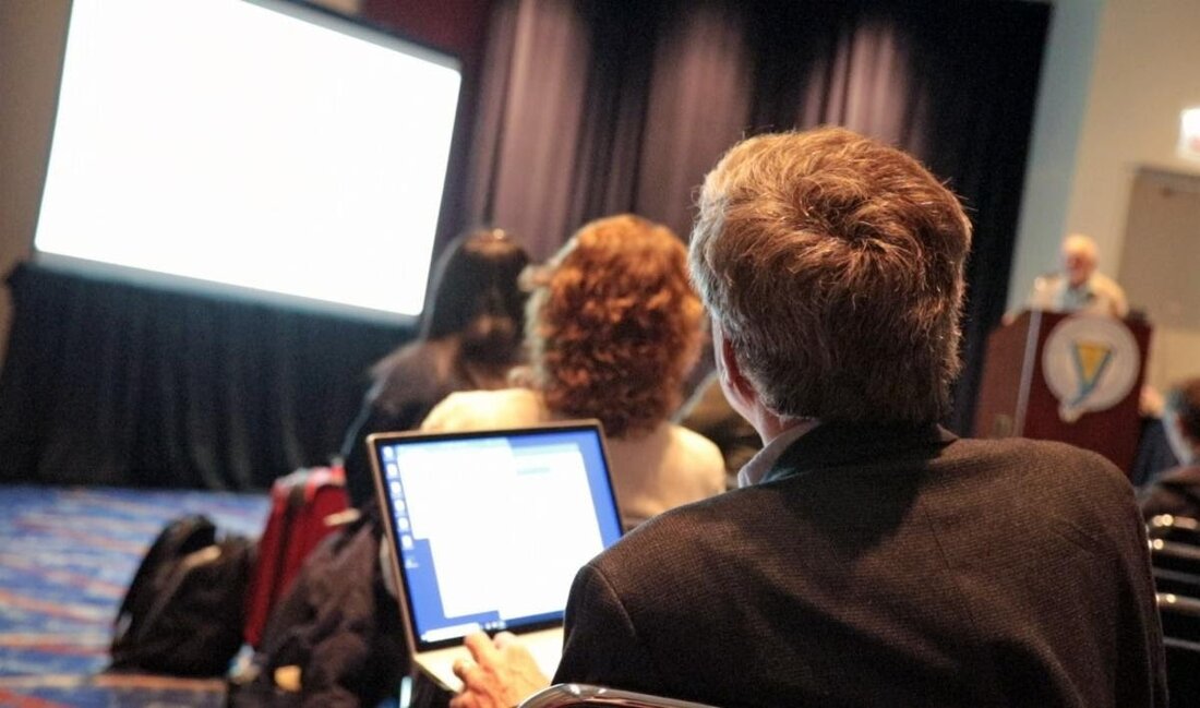 Was ist Pittcon? Die Pittcon ist eine dynamische, transnationale Konferenz und Ausstellung zur Laborwissenschaft, ein Ort für die Präsentation der neuesten Fortschritte in der analytischen Forschung und wissenschaftlichen Instrumentierung und eine Plattform für Weiterbildung und Möglichkeiten zur Förderung der Wissenschaft. Pittcon richtet sich an alle, die Laborgeräte entwickeln, kaufen oder verkaufen, physikalische oder chemische Analysen durchführen, Analysemethoden entwickeln oder diese Wissenschaftler führen. Und wusstest du die Erlöse aus jeder einzelnen Pittcon direkt wissenschaftliche Bildung und Öffentlichkeitsarbeit finanzieren? Richtig, über 90 % des Nettogewinns von Pittcon fließen in die Finanzierung von Grund- und Sekundarschulbildung, Weiterbildung, Stipendien, Laborverbesserungen und Öffentlichkeitsarbeit. Die Pittcon …