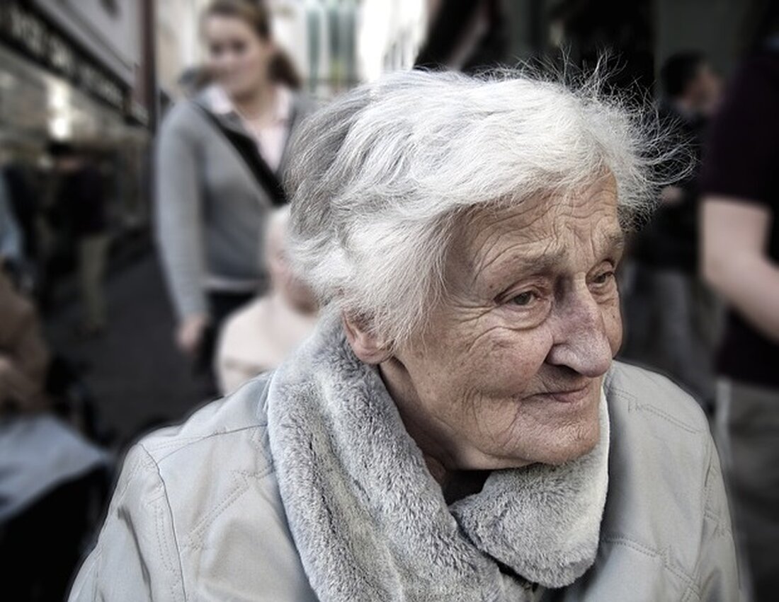 Ein Mortalitätsvorhersagemodell für ältere Erwachsene mit Demenz kann Ärzten helfen, Diskussionen mit Patienten und ihren Familien in Bezug auf die Pflege am Lebensende, wie z. B. häusliche Unterstützung und Pflegeheime, zu gestalten. Darüber hinaus kann das Modell Ärzten bei der Entscheidung helfen, ob die Patienten mit der routinemäßigen Krebsvorsorge weitermachen oder Medikamente wie Insulin für Typ-2-Diabetiker absetzen sollten – Interventionen, die mehr schaden als helfen. In ihrer Studie, die am 26. September 2022 in JAMA Internal Medicine veröffentlicht wurde, folgten Forscher unter der Leitung der UC San Francisco 4.267 Teilnehmern mit wahrscheinlicher Demenz, die nicht in Pflegeheimen lebten, in denen …