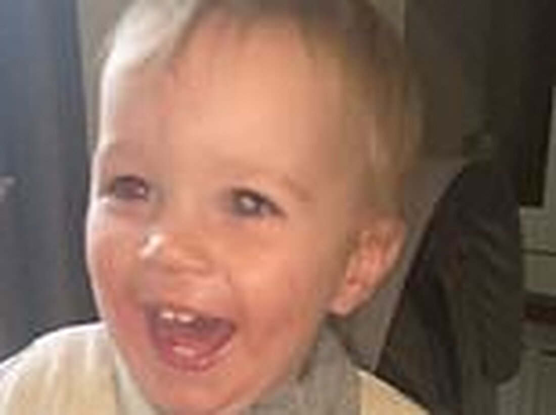 Leonnie Ord von Tyne and Wear bemerkte letzten Sommer zum ersten Mal ein Leuchten über der linken Pupille ihres einjährigen Sohnes Cillian Coyles, tat es aber als Lichtreflexion in seinem Auge ab. Quelle: Dailymail UK