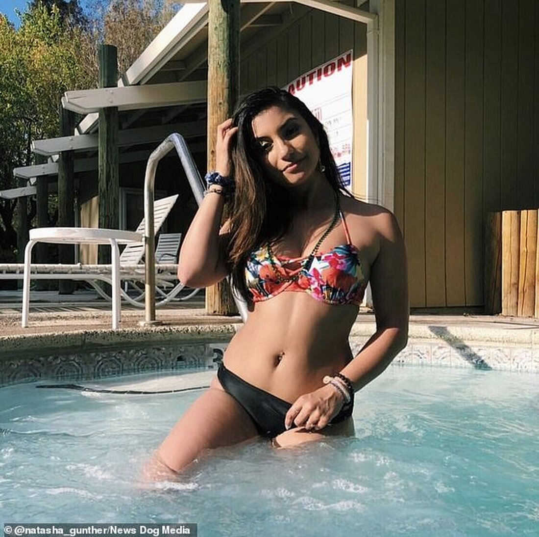 Natasha Gunther, 25, begann unter schmerzhaften Kopfschmerzen und Erbrechen zu leiden Scans Anfang Dezember zeigten, dass sich die Infektion in ihrem Kopf ausgebreitet hatte Sie hatte eine Operation, um bis zu 14 cm (15 Zoll) Schädel von ihrer rechten Seite zu entfernen Einer Kampfsportlehrerin in den USA wurde ein halber Schädel hinterlassen, nachdem sich eine Nasennebenhöhlenentzündung auf ihr Gehirn ausgebreitet hatte. Natasha Gunther musste sich einer Gehirnoperation unterziehen, um 5,5 Zoll Knochen (14 cm) zu entfernen und zu verhindern, dass die Masse gegen ihr Gehirn drückte. Der 25-Jährige fordert die Menschen nun dringend auf, ihre Symptome nicht nur als leichten …