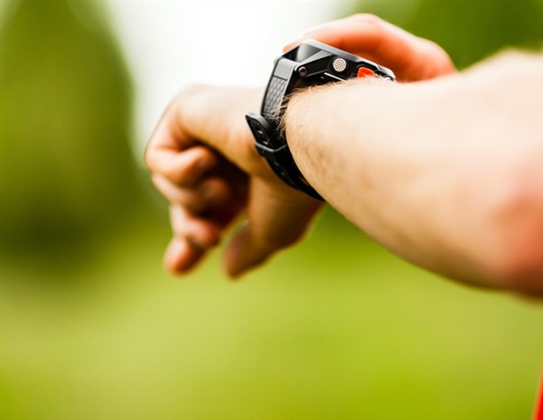Immer mehr Pulsuhren, Fitness-Tracker und Smartwatches kommen auf den Markt. Aber können Sie dem vertrauen, was sie Ihnen sagen? Heutige digitale Fitnessgeräte sollten Ihnen alles Mögliche sagen können, von der Qualität Ihres Schlafes bis hin zur Höhe Ihrer Herzfrequenz. Dies sind jedoch nicht die Messgeräte, die Forscher zur Messung des Aktivitätsniveaus verwenden. Der Grund? Der Standard ist nicht hoch genug. Die Instrumente, die wir in der Forschung verwenden, wurden gründlich getestet, um sicherzustellen, dass sie das messen, was sie messen sollen. Die Sensoren in Fitnessuhren und ähnlichen Geräten werden nicht denselben Tests unterzogen, sodass Sie nicht sicher sein können, dass …