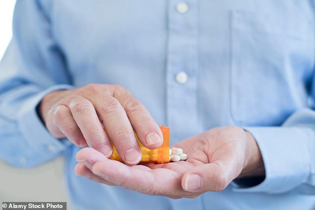 Das Regime umfasst zwei Standardtherapien neben dem leistungsstarken neuen Darolutamid Hormon-Medikamente haben sich bereits in frühen Stadien von Krebs als Einzelmedikament bewährt Die Dreifachbehandlung hat dramatische Auswirkungen, wenn sich der Krebs im ganzen Körper ausgebreitet hat Eine bahnbrechende Dreifachtherapie für fortgeschrittenen Prostatakrebs kann den Patienten ein gesünderes Leben um Jahre ermöglichen und das Gesamtsterberisiko um ein Drittel senken. Das Regime umfasst zwei Standardtherapien neben einem starken neuen Hormonmedikament, Darolutamid. Das neue Medikament hat sich bereits als eigenständige Behandlung in den frühen Stadien der Krankheit als wirksam erwiesen, wenn es Männern verabreicht wird, die auf andere Medikamente nicht mehr ansprechen. Aber …