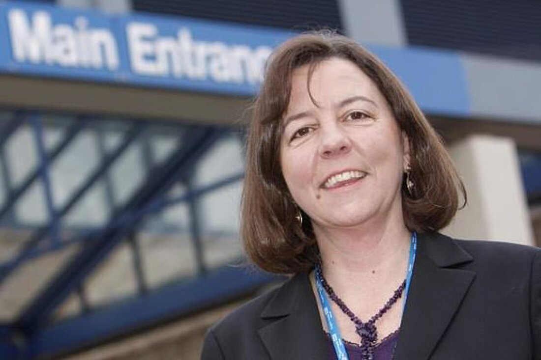 Kate Grimes wurde gesagt, sie solle beim Tavistock and Portman NHS Trust keine Zeit verschwenden Der Trust rekrutierte externes Fachwissen, nachdem er als „unzureichend“ eingestuft worden war. Es wurde zuvor dafür kritisiert, dass es 10-Jährigen Pubertätsblocker anbietet Einer lesbischen NHS-Führungskraft wurde gesagt, sie solle keine Zeit damit verschwenden, sich um eine Führungsposition bei einem umstrittenen NHS-Trust zu bewerben, der 10-Jährigen aufgrund ihrer Ansichten über Sex eine Geschlechtsumwandlung anbietet. Kate Grimes, die zuvor das Kingston Hospital in London leitete, erkundigte sich nach einer Spitzenposition beim Tavistock and Portman NHS Trust für psychische Gesundheit. Frau Grimes ist offen lesbisch und wurde 2014 …
