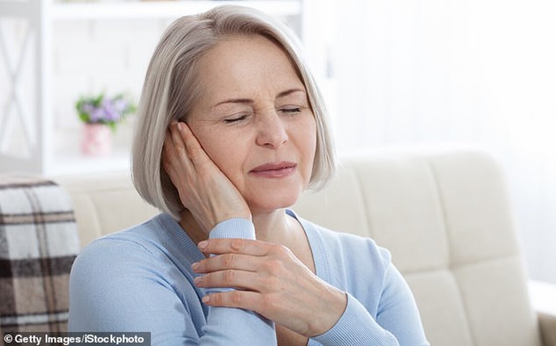 Laut einer neuen Studie kann die häufige Einnahme von rezeptfreien schmerzlindernden Medikamenten zur Entwicklung von Tinnitus führen Gängige Medikamente wie Tylenol, Advil und Aspirin sind sicher zu verwenden, aber Experten warnen vor übermäßigem Gebrauch Die Studie umfasste vor 20 Jahren nur Frauen zwischen 31 und 48 Jahren, und sie fanden heraus, dass jüngere Frauen einem höheren Risiko ausgesetzt waren Tinnitus ist normalerweise leicht, aber gelegentliche Fälle können so schwerwiegend werden, dass sie für manche Menschen zu Recht schwächend sind Die regelmäßige Anwendung rezeptfreier Schmerzmittel kann unerwartete, potenziell schwächende Nebenwirkungen für das Gehör einer Person haben, so eine neue Studie. Forscher …