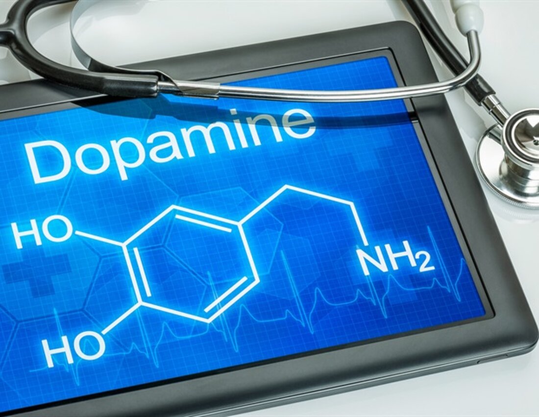 In der Medizin häufig als Anästhetikum eingesetzt, wird Ketamin zunehmend auch zur Linderung depressiver Symptome verschrieben. Dieses sehr schnell wirkende Psychopharmakon ist besonders indiziert zur Behandlung von Patienten, die gegenüber herkömmlichen Antidepressiva resistent sind. Seine Verschreibung war jedoch Gegenstand von Debatten: Einige glauben, dass es ein starkes Suchtrisiko darstellt. Ein Team der Universität Genf (UNIGE) hat dies untersucht, indem es Mäusen das Medikament verabreicht hat. Während es – wie alle Drogen – einen Anstieg des Dopamins in ihrem Gehirn auslöst, hemmt es auch einen bestimmten Rezeptor, der das Fortschreiten der Sucht verhindert. Diese Ergebnisse sind in der Zeitschrift Nature nachzulesen. …
