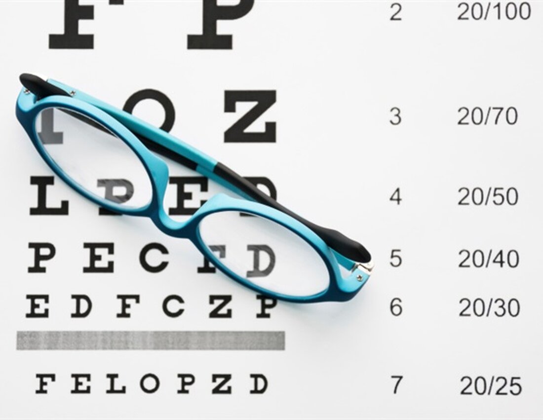 Neue Forschungsergebnisse, die diese Woche auf der ACR Convergence 2022, dem jährlichen wissenschaftlichen Treffen des American College of Rheumatology, vorgestellt wurden, ergaben, dass die empfohlene gewichtsbasierte oder nicht gewichtsbasierte Dosis von Hydroxychloroquin bei Patienten mit systemischem Lupus erythematodes zu mehr Krankenhauseinweisungen wegen Schüben führte (Abstract # 1654). Hydroxychloroquin (HCQ), die Hauptbehandlung bei systemischem Lupus erythematodes (SLE), reduziert Schübe und verbessert die Langzeitergebnisse. Die angemessene Dosierung zur Vermeidung einer Retinopathie ist jedoch seit langem umstritten. Ophthalmologische Richtlinien empfahlen ursprünglich eine HCQ-Dosierung von gleich oder weniger als 6,5 mg/kg/Tag des idealen Körpergewichts. Im Jahr 2016 empfahlen aktualisierte Richtlinien die Verwendung von 5 …