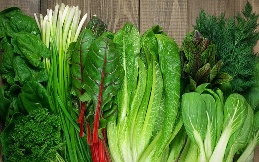 Forscher fanden heraus, dass diejenigen mit einem hohen Gehalt an Antioxidantien ein geringeres Demenzrisiko haben Lutein und Zeaxanthin sind in grünem Blattgemüse wie Grünkohl und Erbsen enthalten Beta-Cryptoxanthin ist in Früchten wie Orangen, Papaya und Mandarinen enthalten Das Essen von Spinat wie Popeye wird Sie nicht nur stärker machen – es kann Sie vor Demenz schützen, so eine Studie. Forscher fanden heraus, dass Menschen mit einem hohen Gehalt an drei wichtigen Antioxidantien in ihrem Blut weniger wahrscheinlich an der gedächtnisraubenden Störung erkranken. Zwei der Verbindungen – Lutein und Zeaxanthin – sind reichlich in grünem Blattgemüse sowie in Erbsen enthalten. Orangen …