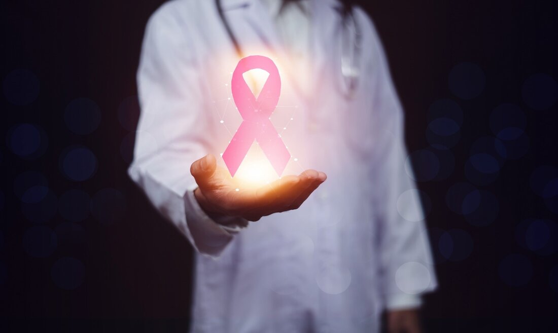 Obwohl Brustkrebs häufiger bei Frauen auftritt, erinnern Experten von Cedars-Sinai Cancer im Oktober, dem Monat der Aufklärung über Brustkrebs, Männer daran, dass auch sie gefährdet sind. Laut den Centers for Disease Control and Prevention wird in den USA jeder 100. Brustkrebs bei einem Mann diagnostiziert. Cedars-Sinai-Krebsexperten warnen davor, dass jeder 100. Brustkrebs in den USA bei einem Mann diagnostiziert wird. Bildquelle: Getty. Die genetische Veranlagung ist ein wichtiger Teil des Krebsrisikos und ein wichtiger Bereich der Krebsbehandlung. Manche Menschen haben Schäden an ihrer DNA – ihrem erblichen genetischen Material –, die das Risiko erhöhen, an Krebs zu erkranken. Da die …