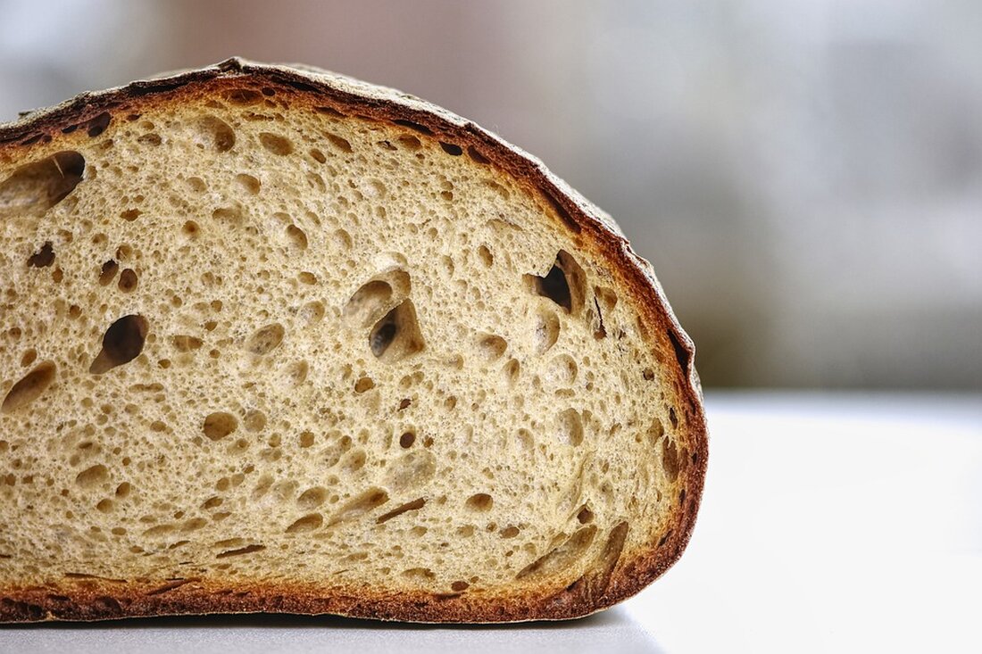 Supermarkt-Brot birgt gesundheitliche Risiken durch künstliche Enzyme. Erfahren Sie, warum Handwerksbäckereien überlegen sind.
