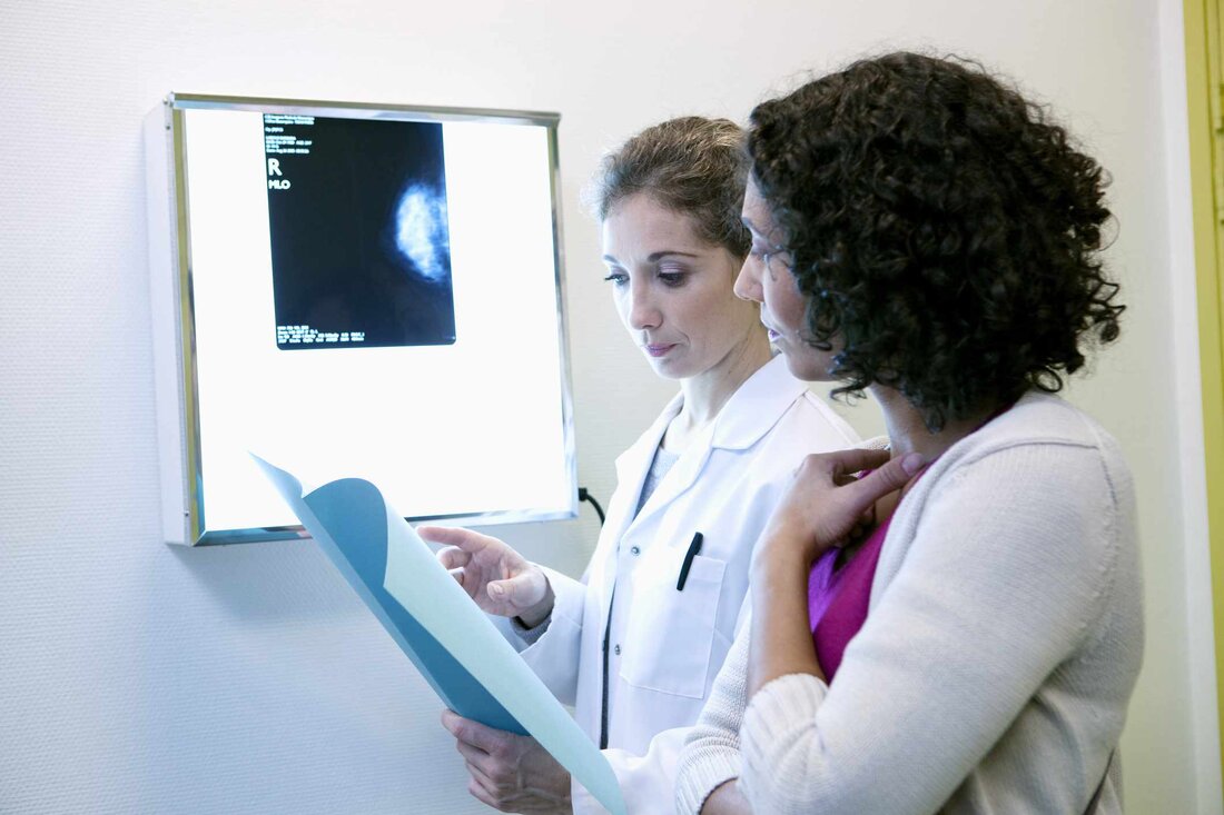 Die Diagnose einer gutartigen Brusterkrankung kann das langfristige Brustkrebsrisiko erhöhen, wie Forschungsergebnisse zeigen Die Ergebnisse der Studie unterstützen die Idee, stärker personalisierte Brustkrebsvorsorgeuntersuchungen auf der Grundlage des individuellen Krebsrisikos durchzuführen. Eine Vorgeschichte gutartiger Brusterkrankungen kann das Risiko einer Frau erhöhen, später im Leben an Brustkrebs zu erkranken, wie neue Forschungsergebnisse zeigen, was Forscher dazu veranlasst, personalisiertere Empfehlungen zur Brustkrebsvorsorge vorzuschlagen. Die Nachricht stammt aus Forschungsergebnissen, die auf der 13. Europäischen Brustkrebskonferenz im November vorgestellt wurden und herausfanden, dass Frauen, bei denen eine beliebige Art von gutartiger Brusterkrankung diagnostiziert wurde – einschließlich Fibroadenome und Zysten – in den nächsten 20 Jahren &hellip;