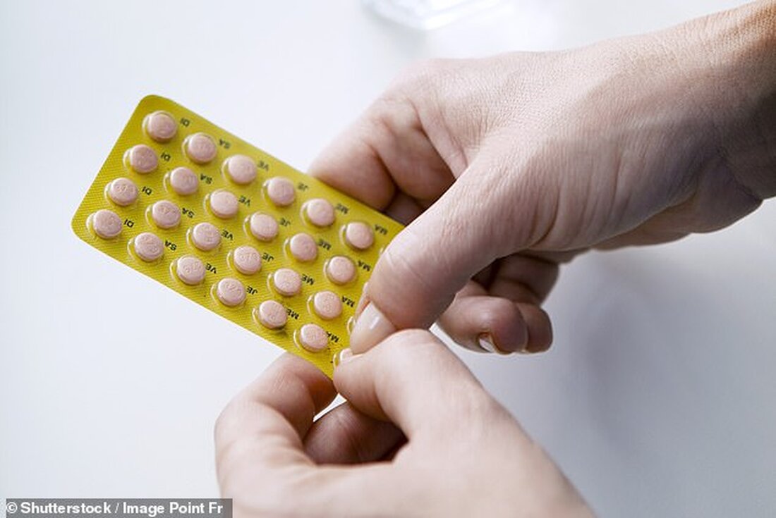 Angesichts von Berichten über Frauen, die sich selbstmordgefährdet fühlten, und andere, die von ihren Wechseljahrsbeschwerden so überwältigt waren, dass sie Beziehungen und ihre Arbeitsfähigkeit gefährdeten, sind die Folgewirkungen von Engpässen bei der HRT in jeder Hinsicht erheblich. Doch die Chancen auf eine schnelle Lösung scheinen gering. Der Gesundheitsminister Sajid Javid kündigte am Wochenende an, dass er einen Zaren für die Hormonersatztherapie ernennen werde, um zu versuchen, das Problem anzugehen, und sagte, er werde „dringend ein Treffen mit Lieferanten einberufen, um zu prüfen, wie wir zusammenarbeiten können, um die Versorgung langfristig zu verbessern und kurzfristig“. Aber mit der steigenden Zahl der …