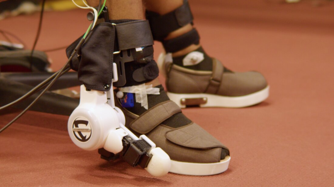 Exoskelette – motorisierte mechanische Geräte, die am Körper einer Person angebracht sind, um die Bewegung zu unterstützen – waren ein beliebtes Feature in Science-Fiction-Filmen von Robocop bis Iron Man, um jemandem übermenschliche Fähigkeiten zu verleihen. Knöchel-Exoskelett. Bildnachweis: Victoria University Aber Forscher am Institut für Gesundheit und Sport der Victoria University (VU) nutzen das Konzept im wirklichen Leben, um älteren Menschen oder Menschen mit körperlichen Verletzungen oder neurologischen Erkrankungen wie Rückenmarksschäden, Schlaganfall oder Arthrose zu helfen, ihre Mobilität zu verbessern. Als eine der wenigen Organisationen weltweit, die Gangbiomechanik, Robotik, Computerintelligenz und tragbare Sensoren kombiniert, arbeitet die VU seit fast einem Jahrzehnt …