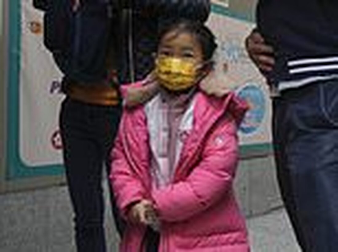 Kalifornische Gesundheitsbehörden planen, die Schulmaskenmandate bereits in zwei Wochen fallen zu lassen und sich einer wachsenden Liste von liberal gesinnten Staaten anzuschließen, um den Schritt zu unternehmen Trotz des Rückgangs der Fälle in weiten Teilen der USA haben die CDC und Joe Biden gezögert, die Maskenrichtlinien zu lockern Andere liberal gesinnte Staaten wie Connecticut, Delaware und Massachusetts haben in den letzten Wochen ebenfalls das Mandat für Schulmasken aufgehoben Schulmaskenmandate sind die umstrittensten verbleibenden Richtlinien im Zusammenhang mit der Pandemie, und die Forderungen von Eltern und Gesundheitsexperten, sie aufzuheben, haben in den letzten Wochen zugenommen Anzeige . Quelle: Dailymail UK