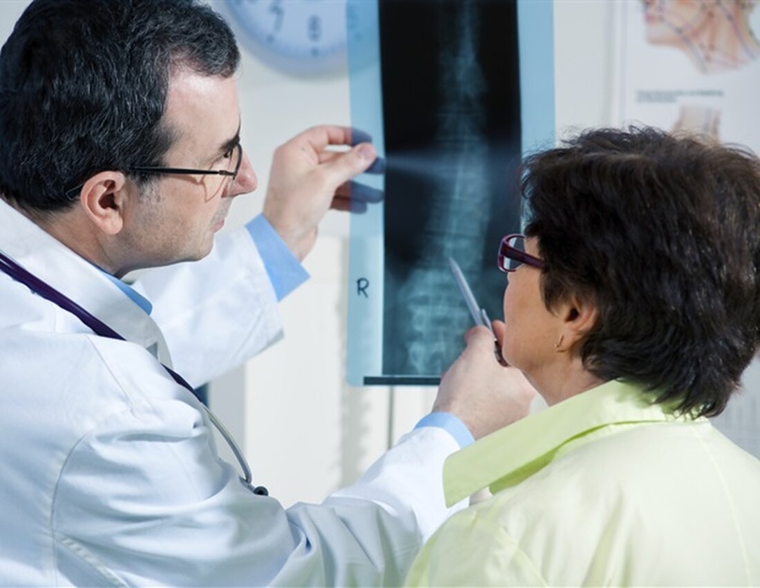 Laut dem American Journal of Roentgenology (AJR) von ARRS könnte die kontrastverstärkte In-Phase-Dixon-Sequenz die Notwendigkeit einer Korrelation zwischen anderen Bildgebungsmodalitäten reduzieren, um Bereiche früherer Biopsien während der MRT-Interpretation der Brust besser zu identifizieren. Im Vergleich zu klinischen Sequenzen hatte kontrastverstärktes In-Phase-Dixon eine höhere Sensitivität für die Erkennung von Brustbiopsieclips im MRT sowie ein höheres Leservertrauen und ein höheres Kontrast-Rausch-Verhältnis (CNR), ohne Änderung des positiven Vorhersagewerts (PPV). „ Michael W. Taylor-Cho, MD, MPH, korrespondierender und Co-Erstautor, Duke University Medical Center in Durham, NC Die retrospektive Studie von Dr. Taylor-Cho und dem Team umfasste 164 Frauen (Durchschnittsalter 50,3 Jahre) mit insgesamt 281 …