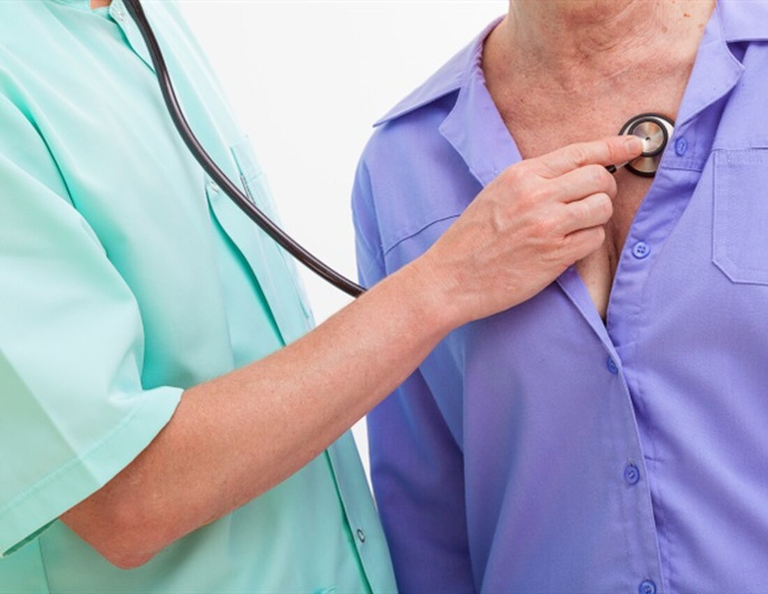 Forscher haben gezeigt, dass das Medikament Saracatinib als Behandlung für idiopathische Lungenfibrose (IPF) vielversprechend ist. Laut der im American Journal of Respiratory and Critical Care Medicine veröffentlichten Studie wirkte Saracatinib bei der Verringerung der Gewebevernarbung in vorklinischen IPF-Modellen genauso gut oder besser als zwei zugelassene Medikamente. Forscher der National Jewish Health, der Mount Sinai Ichan School of Medicine, der Yale School of Medicine und AstraZeneca arbeiteten an der Forschung zusammen, die die orale Therapiebehandlung basierend auf einem neuartigen Computeransatz identifizierte, der mehrere Medikamente analysierte, die für andere Krankheiten entwickelt wurden. Diese anfängliche Forschung lässt hoffen, dass wir IPF-Patienten bald ein …