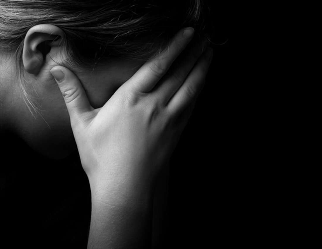 Wenn wir glücklich sind, lächeln wir. Unsere Mundwinkel bewegen sich nach außen und oben, unsere Wangen heben sich und die Haut um unsere Augen bildet Fältchen. Aber funktioniert es auch andersherum? Kann das Lächeln unserer Muskeln unsere Stimmung aufhellen? Diese Frage ist Teil einer langjährigen Debatte unter Psychologieforschern darüber, ob Gesichtsausdrücke unser emotionales Erleben beeinflussen, eine Idee, die als Gesichts-Feedback-Hypothese bekannt ist. In einem kürzlich in Nature Human Behavior veröffentlichten Artikel fand eine internationale Forscherkooperation unter der Leitung des Stanford-Forschers Nicholas Coles starke Beweise dafür, dass ein gestelltes Lächeln uns tatsächlich glücklicher machen kann. Der Effekt sei nicht stark genug, …