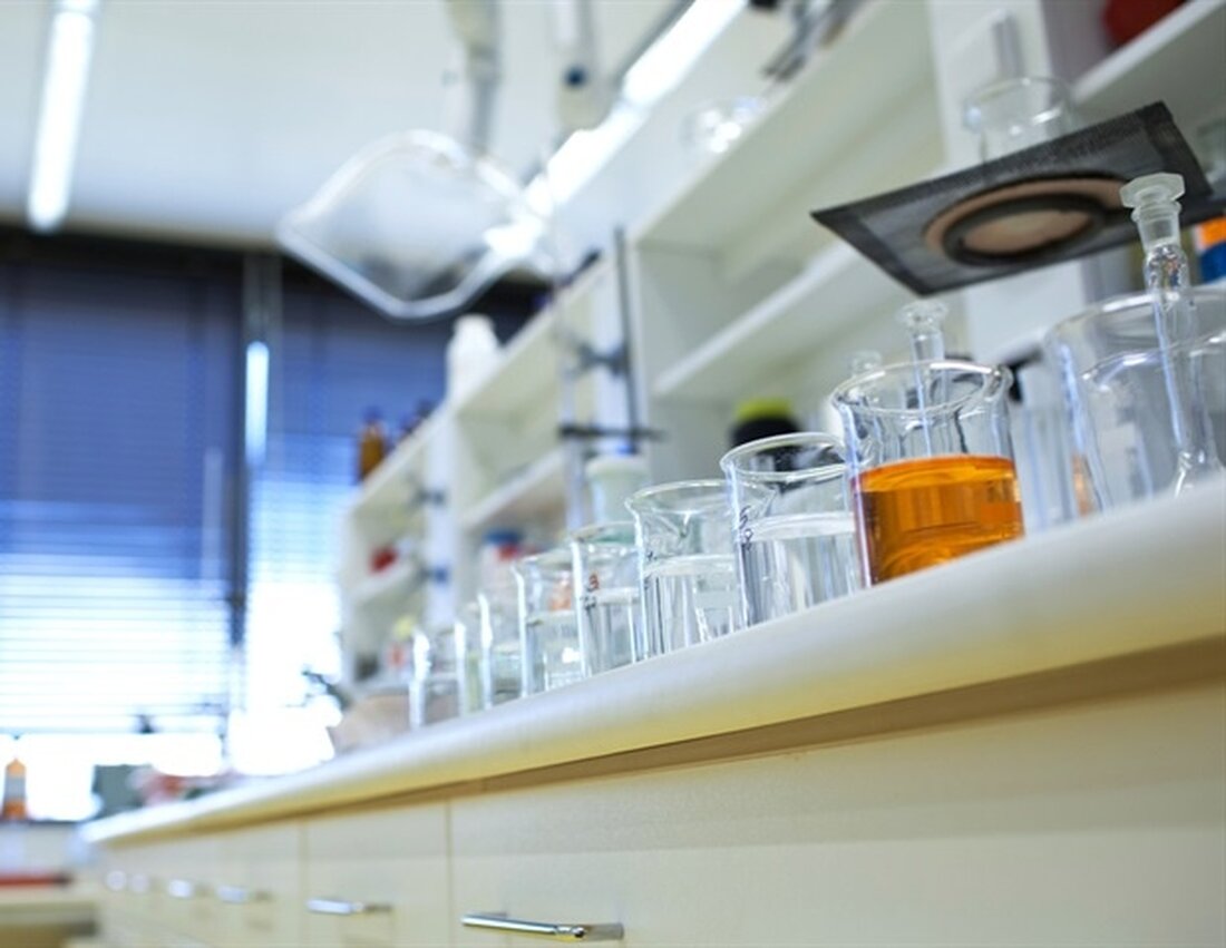 Ein neuer präklinischer Arzneimittelkandidat, der von Wissenschaftlern des Hackensack Meridian Center for Discovery and Innovation (CDI) entwickelt wurde, ist laut einer neuen Veröffentlichung vielversprechend bei der Ausrottung der Bakterien, die Tripper verursachen. JSF-2659, das für die orale Verabreichung entwickelt wurde, könnte ein Wendepunkt bei der Behandlung von Neisseria gonorrhoeae sein, das aufgrund seiner Resistenz gegen bestehende Medikamente auf der globalen Liste der „prioritären Krankheitserreger“ der Weltgesundheitsorganisation steht. Diese Verbindung ist vielversprechend und geht eine aufkommende Gesundheitsbedrohung direkt an. Wir brauchen mehr und bessere Medikamente. Diese molekulare Strategie könnte auch für Krankheitserreger jenseits dieser einen Bakterienart sehr vielversprechend sein.“ David Perlin, …