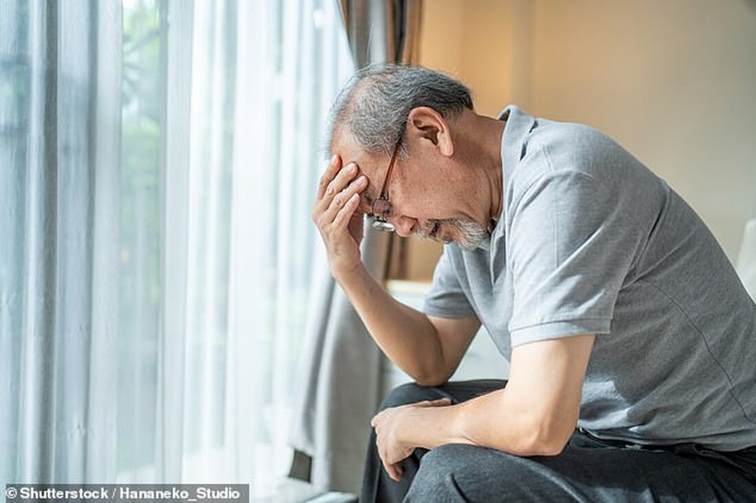 Menschen fühlen sich zwei Jahre vor einem Schlaganfall eher einsam, traurig und satt Depression, die normalerweise bei Patienten nach einem Schlaganfall aufgrund von Gehirnveränderungen auftritt Aber Experten fordern mehr Forschung, um zu sehen, ob sie auch ein Frühwarnzeichen sind Wenn Sie in letzter Zeit am Boden waren, könnte dies ein Zeichen dafür sein, dass Sie einem Schlaganfall ausgesetzt sind. Forscher haben herausgefunden, dass Menschen, die darunter leiden, sich in den Jahren davor eher einsam, traurig und satt fühlen. Depressionssymptome sind bei Patienten nach einem Schlaganfall häufig, aber Experten fordern mehr Forschung, um zu sehen, ob sie auch ein Frühwarnzeichen darstellen. …