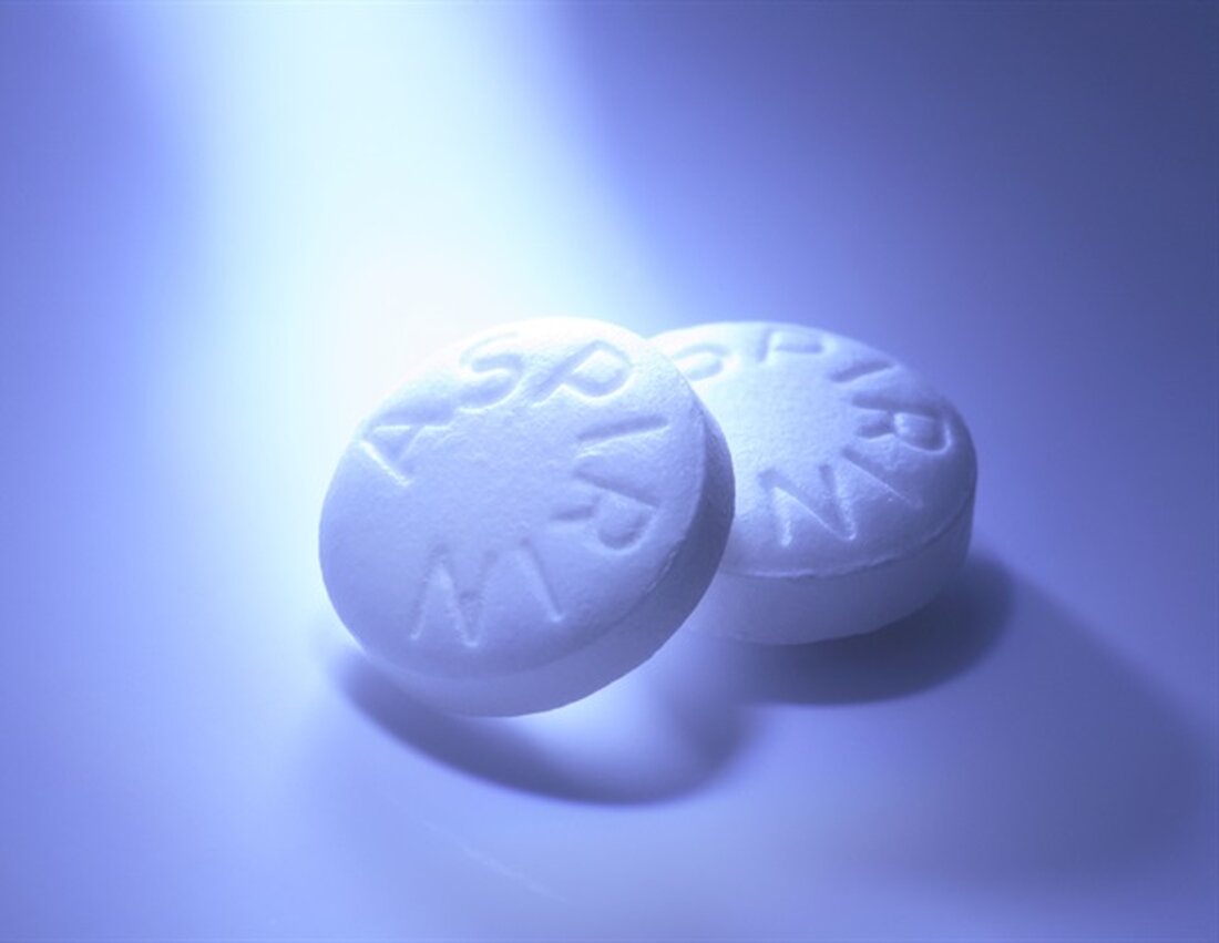 Eine neue Studie unter der Leitung von Experten der University of Nottingham ergab, dass das Risiko von Magenblutungen, die durch die langfristige Einnahme von Aspirin verursacht werden, mit einer kurzen Antibiotikakur verringert werden kann, was möglicherweise die Sicherheit von Aspirin verbessert, wenn es zur Vorbeugung von Herzinfarkten verwendet wird. Schlaganfälle und möglicherweise einige Krebsarten. Die Ergebnisse der .HEAT (Helicobacter pylori Eradication Aspirin)-Studie, die von Professor Chris Hawkey von der School of Medicine der University of Nottingham und dem Nottingham Digestive Diseases Centre geleitet und vom National Institute for Health and Care Research Health Technology Assessment Program finanziert wurde , werden …