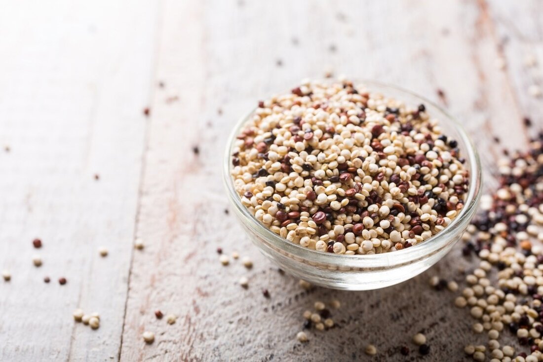 Quinoa ist ein gesundes Pseudogetreide, das viel nährstoffreicher ist als andere Getreideprodukte. Ein neuer Nährstoffe Eine Studie in einer Fachzeitschrift berichtet über die Fähigkeit von Quinoa, den Glukosestoffwechsel im Körper zu normalisieren, insbesondere bei älteren Menschen mit eingeschränkter Glukosetoleranz. Studie: Verbesserung der Glykämieschwankungen bei prädiabetischen Patienten im Alter, die eine Quinoa-basierte Diät zu sich nehmen: Eine Pilotstudie. Bildquelle: Iryna Melnyk / Shutterstock.com Einführung Diabetes mellitus Typ 2 (T2DM) verursacht jedes Jahr Millionen vorzeitiger Todesfälle. Prädiabetes ist ein Zustand, bei dem der Blutzuckerspiegel nach einer Mahlzeit stärker ansteigt als erwartet, der glykämische Gesamtstatus jedoch stabil bleibt. Das Vorliegen von Prädiabetes erhöht …