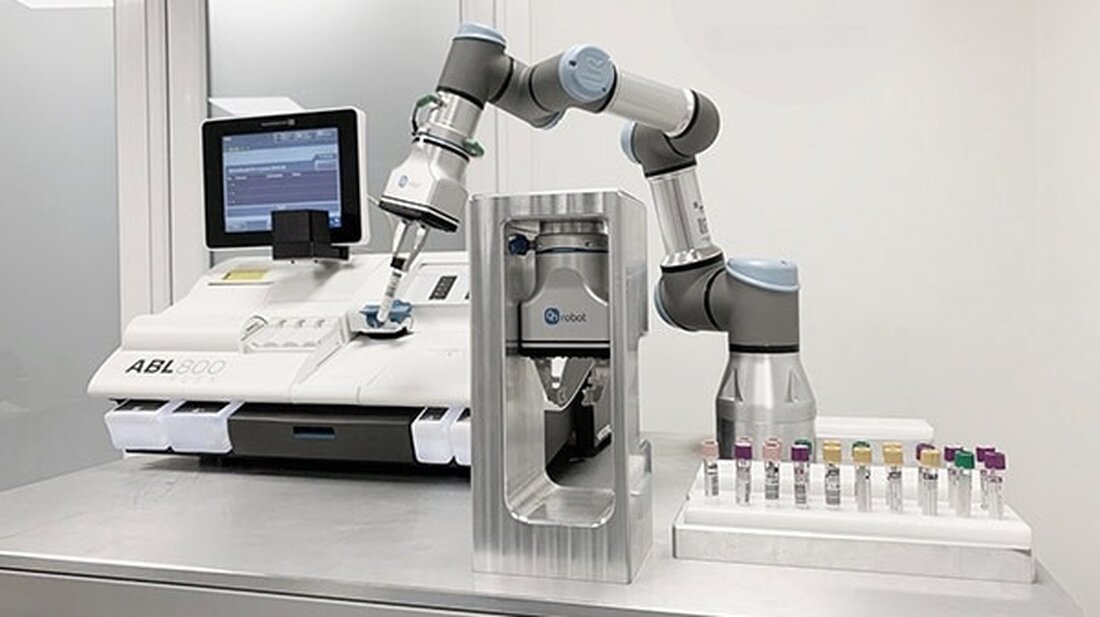 Kopenhagen, Dänemark – Radiometer Medical ApS arbeitet mit Technicon A/S an einer Roboterlösung – einem Cobot –, um die manuelle Arbeit im Blutentnahmeprozess für Kunden des Blutgasanalysators Radiometer ABL800 FLEX in Skandinavien zu reduzieren. Ein Cobot ist ein kollaborativer Roboter, der für die Interaktion zwischen Mensch und Roboter gedacht ist. Der kompakte Cobot UR 3e hält das Reagenzglas zur Datenregistrierung und Probenprüfung an den Blutgasanalysator ABL800 FLEX. Bildquelle: Radiometer Im Blutgastest-Workflow leistet der UR 3e Cobot: nimmt ein Reagenzglas aus einem Gestell registriert die Probe entfernt die Kappe Hält das Reagenzglas am ABL800 FLEX-Analysegerät zum Absaugen und (Sobald der Test …