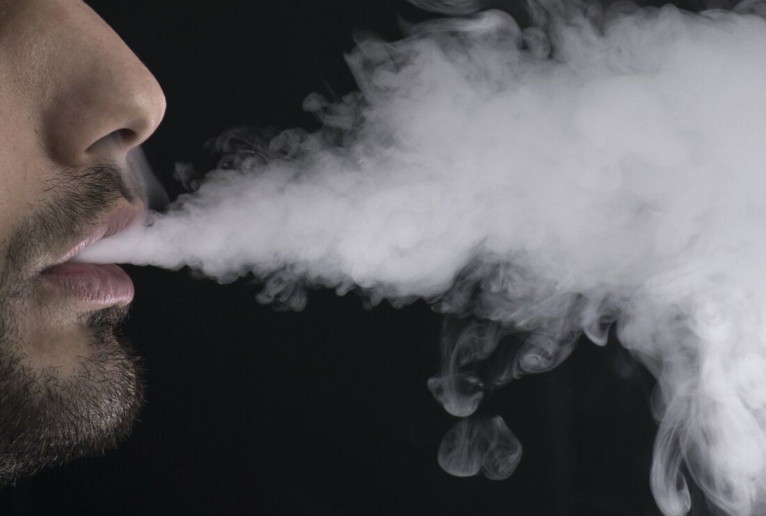 In einer kürzlich veröffentlichten Studie in der Herzrhythmus Zeitschrift untersuchten Forscher der University of California, San Francisco, die Beziehung zwischen verschiedenen Arten des Konsums von inhaliertem Marihuana oder Tabakprodukten mit ventrikulären und atrialen Arrhythmien. Die Auswirkungen des konventionellen Tabakrauchens auf Erkrankungen der Koronararterien sind gut verstanden. Die Auswirkungen des Rauchens auf proarrhythmische Mechanismen und Herzrhythmusstörungen bedürfen jedoch weiterer Forschung. Moderne Tabakprodukte wie elektronische Zigaretten (E-Cigs) und erhitzte Tabakprodukte (HTPs) und die zunehmende Popularität von legalisiertem Marihuana haben die Situation verkompliziert. Diese Produkte gelten allgemein als sicherer als Tabakzigaretten. Obwohl nicht-traditionelle Tabakprodukte und Marihuana eine neuartige Bedrohung für das Herz-Kreislauf-System darstellen …