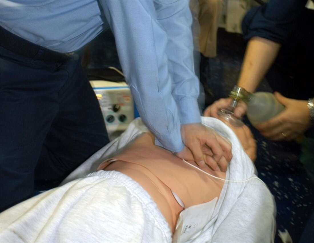 Sechzig Sekunden können über das Ergebnis eines „Code Blue“-Krankenhauses oder einer Reaktion auf einen Herzstillstand entscheiden. Neue Untersuchungen haben ergeben, dass ein Krankenhauscode-Reaktionsteam, das zu einem Patienten mit Herzstillstand eilt, mindestens eine Minute schneller eintrifft und auch zu besseren Patientenergebnissen führen kann, wenn ein Smartphone-Notfallcode-Benachrichtigungssystem verwendet wird, das das Team durch Textnachrichten aktiviert. Die Ergebnisse sind vorläufige Forschungsergebnisse, die auf dem Resuscitation Science Symposium 2022 der American Heart Association präsentiert werden sollen. Das Treffen 2022 wird vom 5. bis 6. November 2022 in Chicago persönlich stattfinden und die neuesten Fortschritte im Zusammenhang mit der Behandlung von Herz-Lungen-Stillstand und Leben vorstellen …