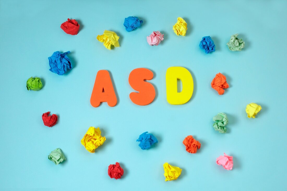 Eine aktuelle Studie in Natur zeigten eine transkriptomische Dysregulation in der Großhirnrinde bei Autismus-Spektrum-Störungen (ASD). Lernen: Bei ASS tritt eine breite Transkriptom-Dysregulation über die Großhirnrinde auf. Bildnachweis: Ukrolenochka/Shutterstock Hintergrund Zu den Risikofaktoren für ASD gehört eine signifikante genetische Komponente mit Hunderten von beteiligten Risikogenen. Molekulare Profiling-Studien haben in den meisten ASD-Fällen konsistente epigenetische und transkriptomische Dysregulationsmuster entlang des temporalen und frontalen Kortex beobachtet. Dazu gehören die Hochregulierung von Astrozyten-, Nerven- und Mikroglia-Genen, die Herunterregulierung von synaptischen Genen und die Abschwächung von kortikalen Genexpressionsgradienten. Ob diese eine fokale, regionale oder generalisierte molekulare Pathologie darstellen, bleibt unbekannt. Die Studie und Ergebnisse Die &hellip;