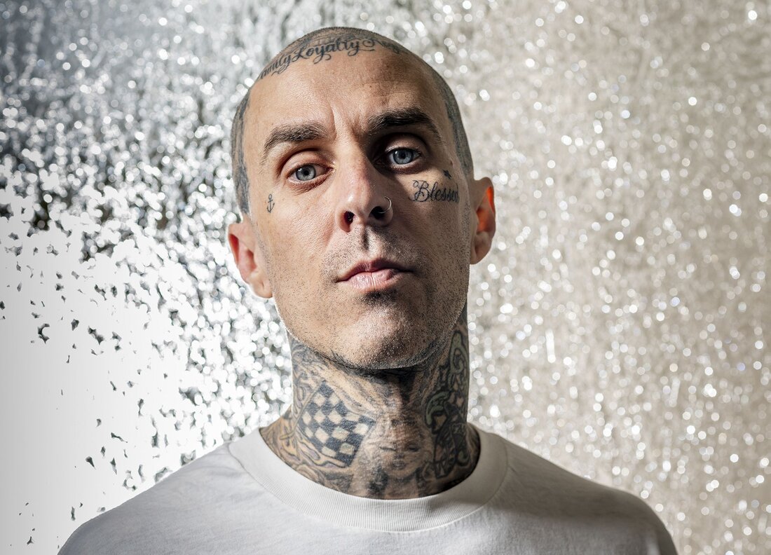 Travis Barker, der 46-jährige Schlagzeuger von Blink-182, wurde laut TMZ am Dienstagmorgen im Cedars-Sinai Medical Center in Los Angeles ins Krankenhaus eingeliefert – Berichten zufolge wegen einer Bauchspeicheldrüsenentzündung, die möglicherweise durch eine kürzlich durchgeführte Darmspiegelung „ausgelöst“ wurde. Pankreatitis ist der klinische Begriff für eine Entzündung der Bauchspeicheldrüse, einer Drüse im Bauch, die bei der Verdauung und Blutzuckerregulierung hilft. Bei einer akuten Pankreatitis kann die Entzündung schwere Symptome wie Fieber, Übelkeit oder Erbrechen und Bauchschmerzen verursachen. Die Forschung schätzt, dass es jedes Jahr über 270.000 Krankenhauseinweisungen wegen akuter Pankreatitis gibt, wobei über 80 % der Fälle mild verlaufen. Während eine akute …