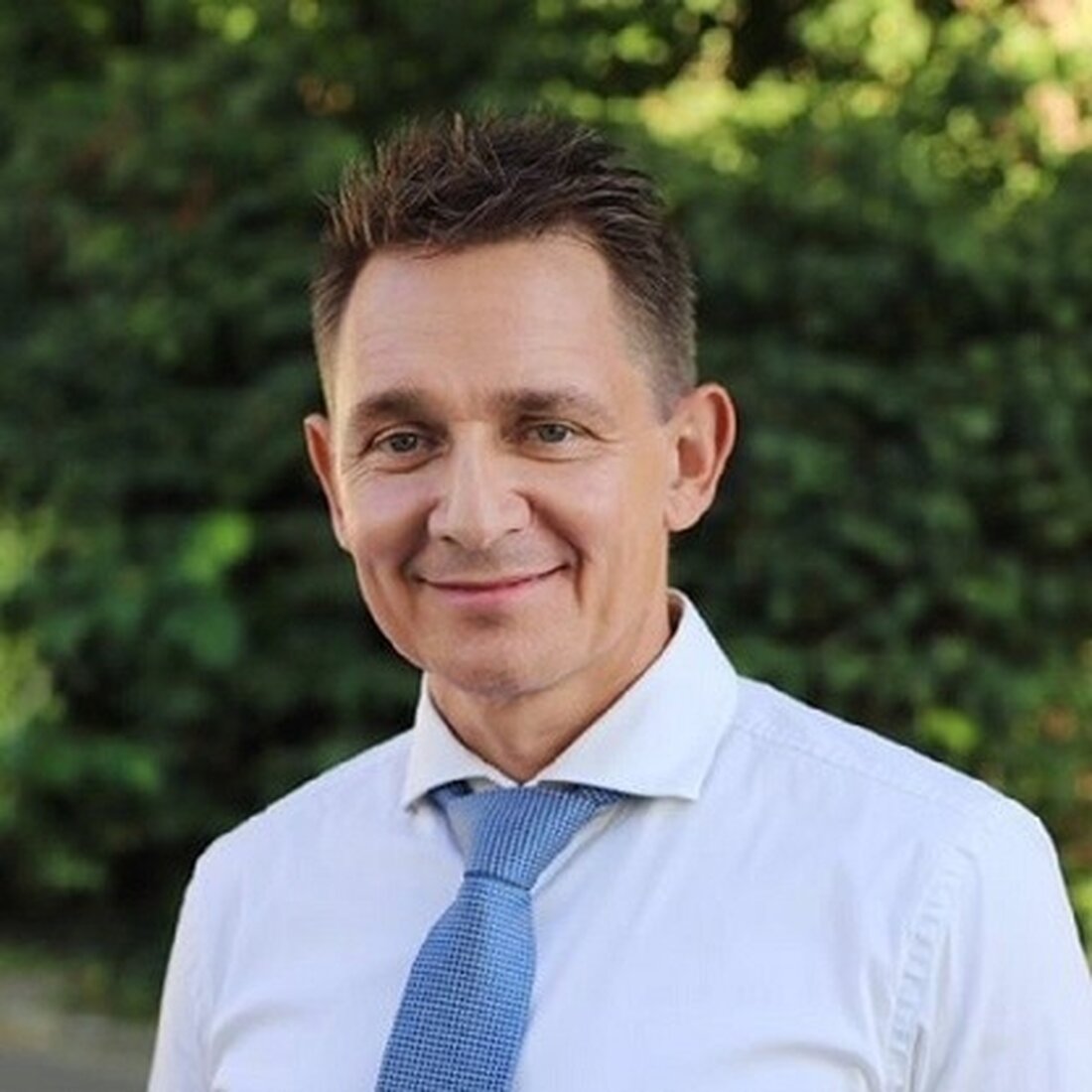 Die Universität Tübingen, ein führendes Mitglied von Cyber Valley, Europas größtem Forschungskonsortium für künstliche Intelligenz (KI), und Boehringer Ingelheim starten ein Stipendienprogramm für KI und Datenwissenschaft für Top-Talente aus der ganzen Welt. Pro Jahr werden drei bis fünf Stipendien für einen Zeitraum von bis zu drei Jahren vergeben, wobei nach fünf Jahren neun bis fünfzehn Stipendiaten im Programm angestrebt werden. Jan Nygaard Jensen, Global Head of Computational Biology and Digital Sciences bei Boehringer Ingelheim. Bildquelle: Boehringer Ingelheim Die Partner definieren hochmoderne Forschungsthemen an der Schnittstelle von Gesundheit und Anwendungen der KI, die von einem gemeinsamen Lenkungsausschuss ausgewählt werden. Erste Stipendien …