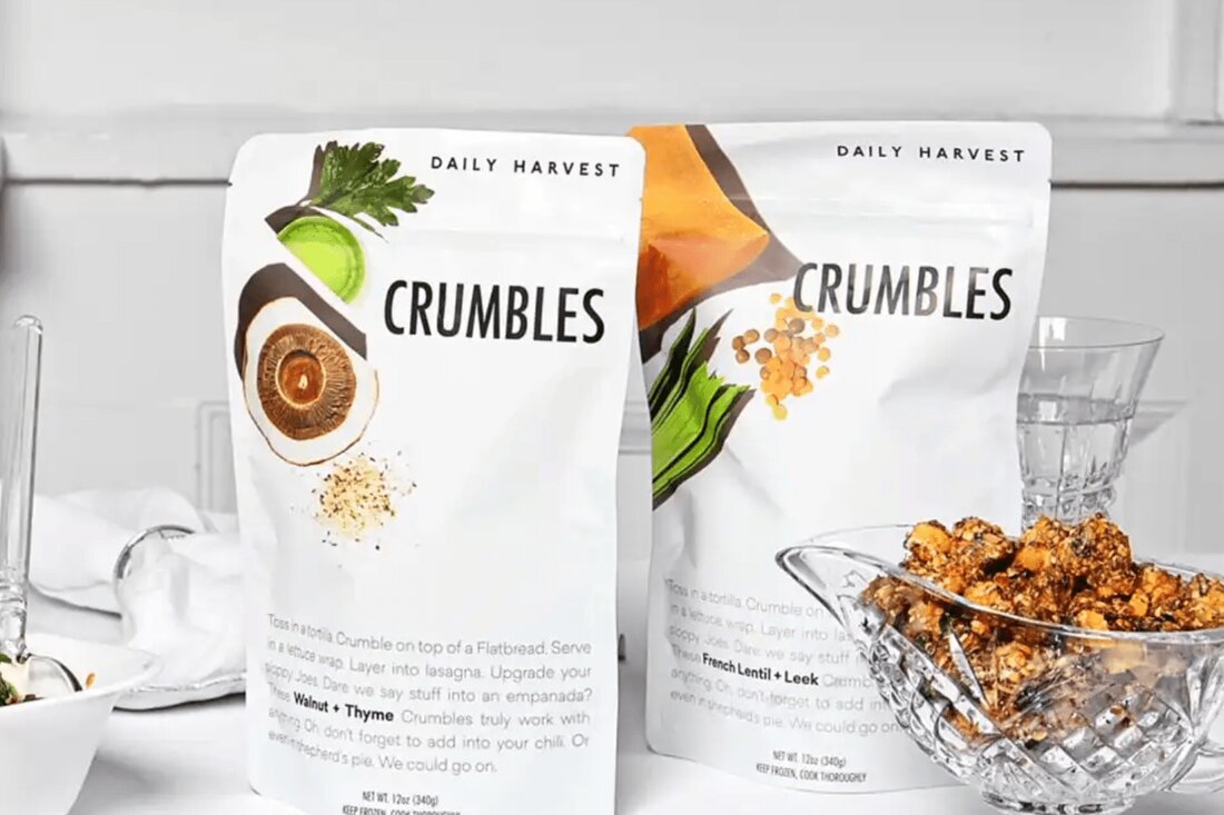 Daily Harvest hat Taramehl als die Zutat identifiziert, die dazu geführt hat, dass Hunderte von Kunden krank wurden, nachdem sie die French Lentil + Lauch Crumbles des Unternehmens gegessen hatten. Der genaue Grund, warum Tara-Mehl mit den Krankheiten in Verbindung gebracht wird, ist noch unbekannt, sagte das Unternehmen am Dienstag. Die Nachricht kommt, nachdem Daily Harvest im Juni freiwillig etwa 28.000 Beutel der französischen Lentil + Lauch Crumbles zurückgerufen hat, nachdem Kunden über Magen-Darm-Erkrankungen und potenzielle Probleme mit der Leberfunktion berichtet hatten. Bis zum 23. Juni erhielt Daily Harvest etwa 470 Berichte über Krankheiten oder unerwünschte Reaktionen auf die Streusel. …