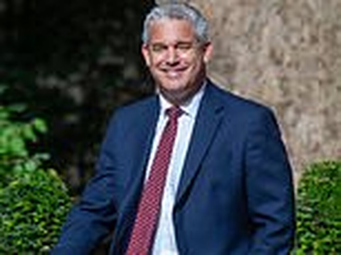 Herr Barclay, 50, ersetzt Sajid Javid, der gestern Abend dramatisch gekündigt hat, nachdem er die Integrität des Premierministers in Frage gestellt hatte New Health Sec war einer der engsten Verbündeten von Boris und hatte eine Reihe von Schlüsselrollen in der Regierung inne, die für ihre Effizienz bekannt waren Der prall gefüllte Eingangskorb umfasst die Bewältigung von 6,5 Millionen Wartelisten für die Routineversorgung und die Abwehr des „Sommers der Unzufriedenheit“. Anzeige . Quelle: Dailymail UK