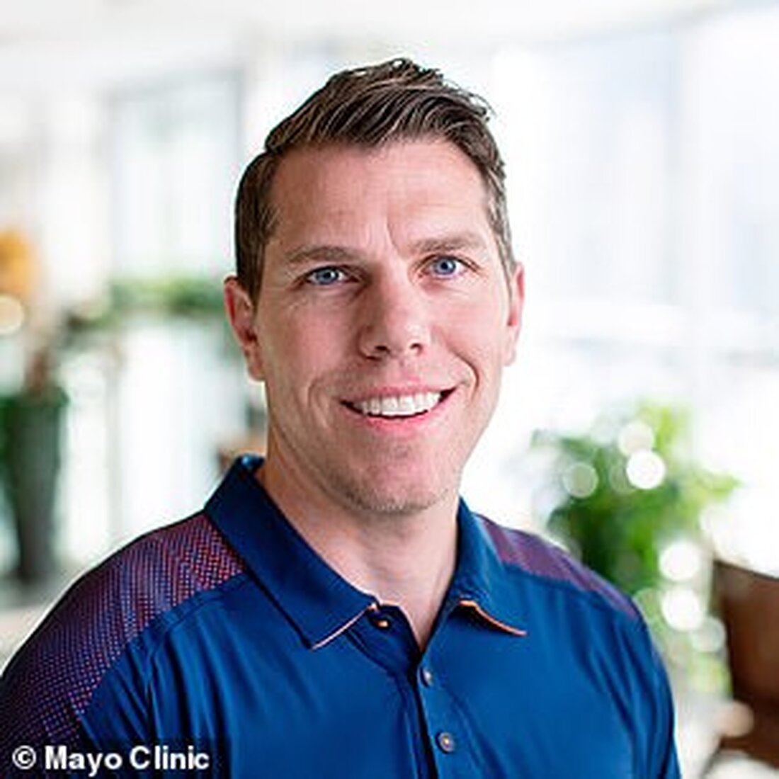 Experten empfehlen Amerikanern, Milchprodukte zu verwenden, die Lücken in ihrem persönlichen Ernährungsprofil füllen Sie raten jedoch von Mandelmilch und Hafermilch ab, da beide wenig Nährwert bieten Ein Experte empfiehlt, zumindest etwas Fett in der Milch zu sich zu nehmen, da dies die Aufnahme einiger wertvoller Vitamine und Mineralien wie Kalzium unterstützt Beide Experten, die mit DailyMail.com sprachen, sagten, dass sie in ihrem Privatleben 2 % Milch konsumierten Früher war Milch einfach. Es gab zwei Prozent Vollmilch und einige andere Variationen von Kuhmilch mit unterschiedlichen Fettgehalten. Aber in den letzten Jahren waren Amerikaner, die Milch kaufen wollten, möglicherweise mit der Anzahl …