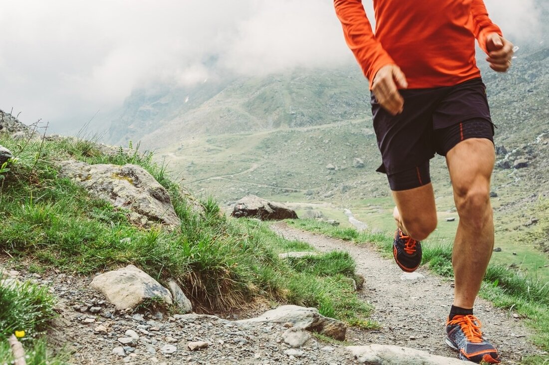 Eine optimale Ernährung ist für Sportler, die daran interessiert sind, ihre Körperzusammensetzung und sportliche Leistung zu verbessern und zu erhalten, von entscheidender Bedeutung. Eine restriktive Energieaufnahme zusammen mit strukturiertem Training ist ein effektiver nicht-pharmakologischer Ansatz, um diese Ergebnisse zu erzielen. Lernen: Auswirkungen von zeitlich begrenztem Essen auf die aerobe Kapazität, die Körperzusammensetzung und Marker der metabolischen Gesundheit bei gesunden Männern. Bildnachweis: Giorgio1978 / Shutterstock.com Die Vorteile des intermittierenden Fastens Intermittierendes Fasten (IF) hat sich zu einer beliebten Alternative zur Energierestriktion (ER) entwickelt. IF ist ein Ernährungsansatz, der zwischen Schlemmen und Fasten variiert. Fastenperioden treten typischerweise für eine bestimmte Nachtdauer auf, &hellip;