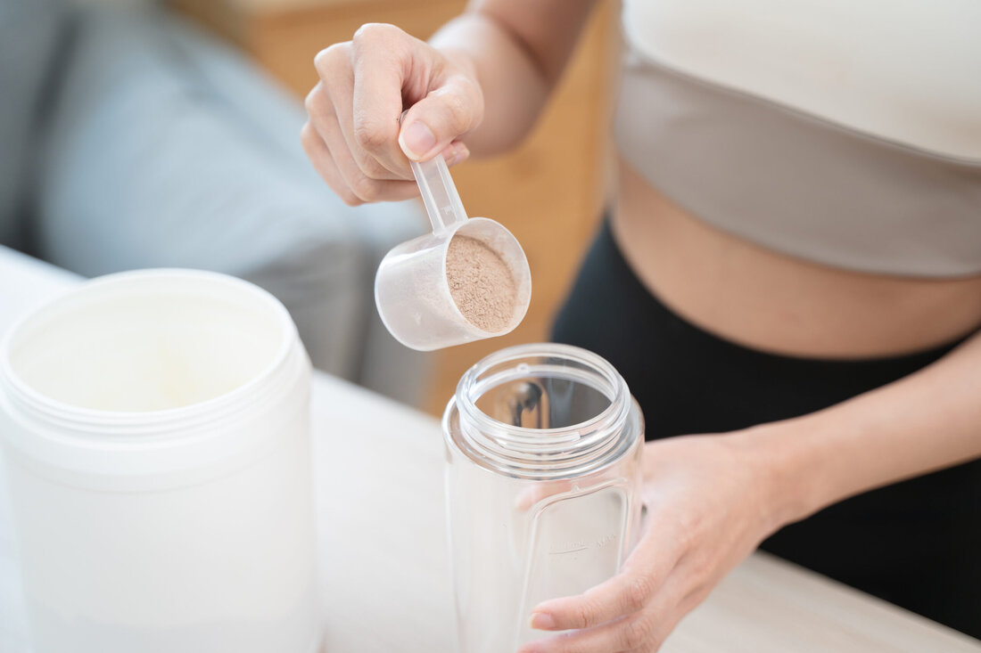 Entdecken Sie, wie BCAA Ihre Trainingsleistung und den Muskelaufbau unterstützen kann. Finden Sie heraus, warum diese Aminosäuren unerlässlich für Ihr Training sind. Das effektive Training und der nachhaltige Muskelaufbau sind eine Herausforderung, die viele Sportler kennen. Hier kommen die verzweigtkettigen Aminosäuren, auch bekannt als BCAA (Branched-Chain Amino Acids), ins Spiel. In diesem Artikel beleuchten wir ihre Bedeutung und Wirkungsweise in Bezug auf den Muskelaufbau und das Training. Verständnis der BCAA und Ihrer Funktionen BCAA steht für verzweigtkettige Aminosäuren, eine Gruppe von drei essentiellen Aminosäuren: Leucin, Isoleucin und Valin. Diese Aminosäuren sind für den Körper essenziell und müssen durch die Nahrung …