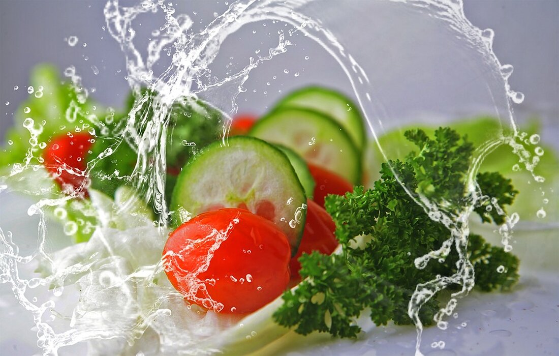 Ernährung für Sportler: Protein, Kohlenhydrate und Fette Einleitung Die richtige Ernährung spielt eine entscheidende Rolle bei der sportlichen Leistungsfähigkeit. Obwohl es verschiedene Aspekte gibt, die berücksichtigt werden sollten, ist die ausgewogene Zufuhr von Protein, Kohlenhydraten und Fetten besonders wichtig. In diesem Artikel werden wir uns genauer mit diesen drei Nährstoffen befassen und ihre Rolle im Zusammenhang mit Sportlern untersuchen. Warum sind Protein, Kohlenhydrate und Fette wichtig für Sportler? Als Sportler benötigen Sie mehr Energie als eine durchschnittliche Person. Diese zusätzliche Energie wird durch Proteine, Kohlenhydrate und Fette geliefert. Jeder dieser Nährstoffe hat unterschiedliche Funktionen im Körper eines Athleten. Protein Protein …
