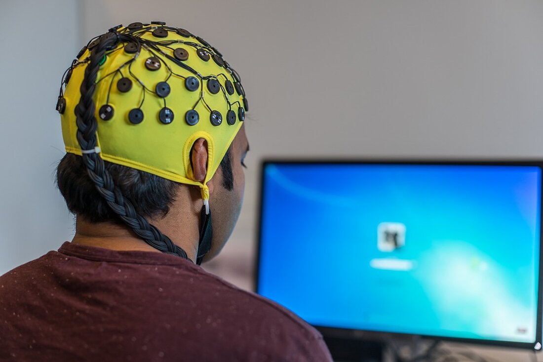 Neurofeedback: Anwendungsgebiete und Wirksamkeit Neurofeedback ist eine Methode der Neurotherapie, die zur Regulation der Hirnaktivität verwendet wird. Es handelt sich um ein computergestütztes Verfahren, bei dem dem Patienten Echtzeitinformationen über seine Gehirnaktivität gegeben werden. Dies ermöglicht es dem Patienten, seine Gehirnwellenmuster zu erkennen und zu modulieren. In diesem Artikel werden wir uns mit den verschiedenen Anwendungsgebieten von Neurofeedback befassen sowie mit seiner wissenschaftlich belegten Wirksamkeit in diesen Bereichen. Anwendungsgebiete von Neurofeedback Neurofeedback wird in einer Vielzahl von klinischen und nicht-klinischen Bereichen eingesetzt. Hier sind einige der wichtigsten Anwendungsgebiete: Aufmerksamkeitsdefizit-Hyperaktivitätsstörung (ADHS) Eine der häufigsten Anwendungen von Neurofeedback ist die Behandlung von …