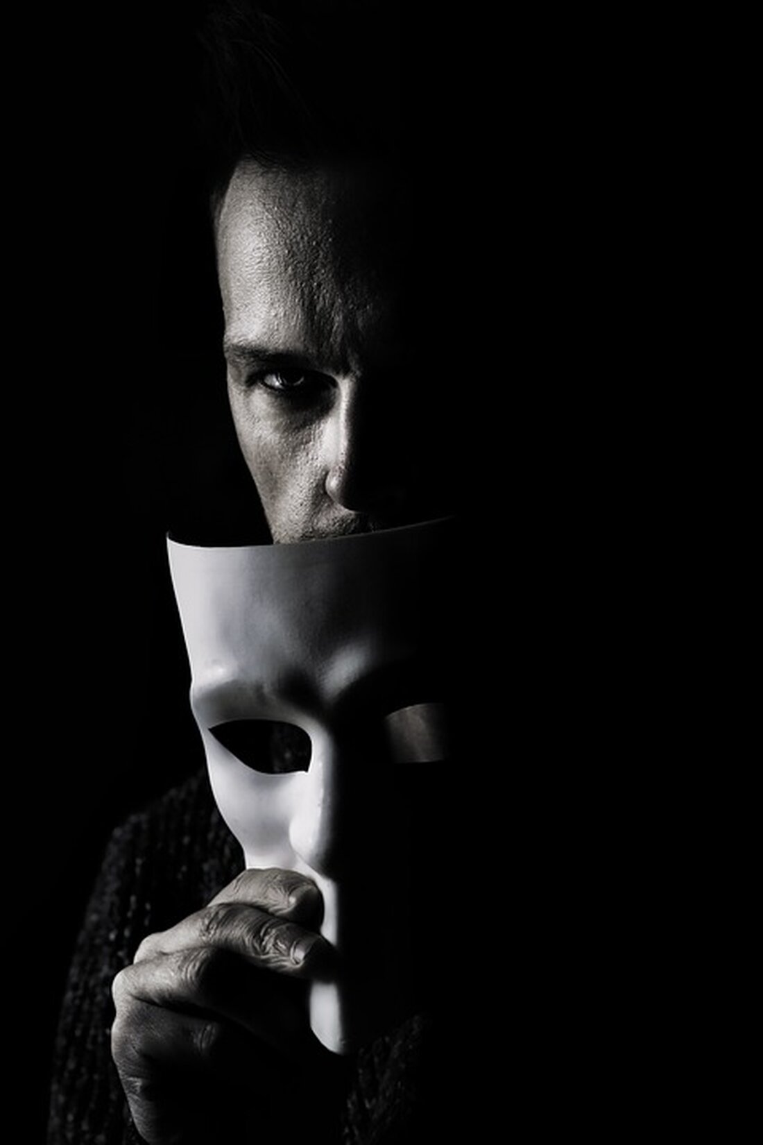 Schizophrenie: Aktuelle Behandlungsmöglichkeiten ## Die Schizophrenie ist eine komplexe psychische Erkrankung, die das Denken, Fühlen und Verhalten einer Person beeinflusst. Es betrifft etwa 1% der Bevölkerung weltweit und manifestiert sich normalerweise im frühen Erwachsenenalter. Menschen mit Schizophrenie leiden unter verschiedenen Symptomen wie Halluzinationen, Wahnvorstellungen, gestörtem Denken und emotionaler Verflachung. Da die Schizophrenie eine lebenslange Krankheit ist, steht bei ihrer Behandlung die Linderung von Symptomen und die Verbesserung der Lebensqualität im Vordergrund. Die Behandlung erfolgt in der Regel durch einen multidisziplinären Ansatz, bei dem verschiedene Fachkräfte wie Psychiater, Psychotherapeuten und Sozialarbeiter zusammenarbeiten. Medikamentöse Behandlung ### Die medikamentöse Therapie spielt eine zentrale &hellip;