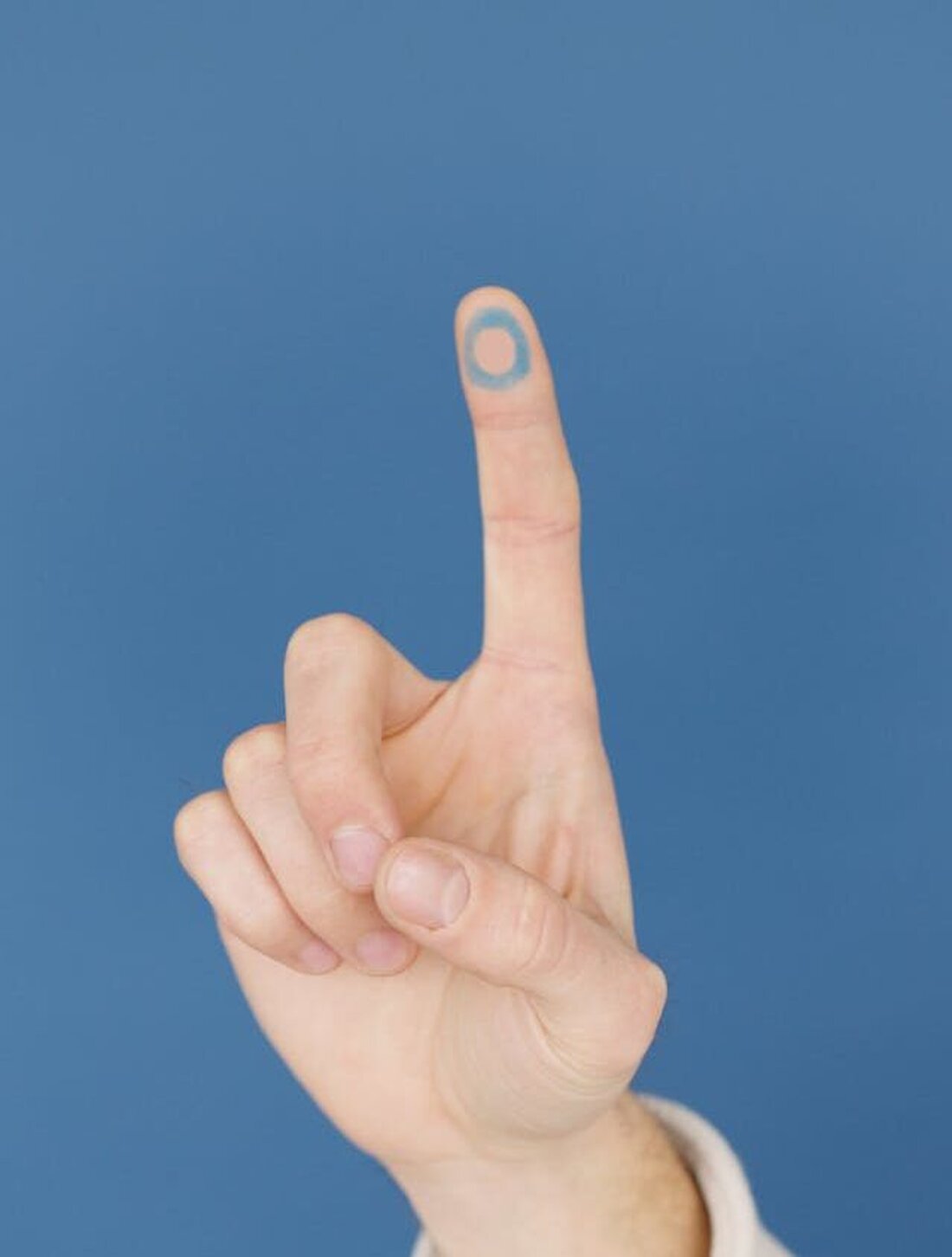 Diabetes kann sich auf vielfältige Weise auf die Haut auswirken. Betroffene leiden häufig unter Trockenheit, Juckreiz, erhöhter Infektionsanfälligkeit und Wundheilungsstörungen. Der Grund dafür liegt in der diabetischen Stoffwechsellage, die die natürlichen Funktionen der Haut beeinträchtigt. Um diese Probleme zu lindern und die Haut gesund zu erhalten, ist eine sorgfältige und angepasste Pflege unerlässlich. Dabei gilt es, die Haut schonend zu reinigen, ausreichend mit Feuchtigkeit zu versorgen und die Hautbarriere zu stärken. Besondere Aufmerksamkeit erfordern beanspruchte Partien wie die Füße. Dieser Artikel gibt wertvolle Tipps, worauf Diabetiker bei der täglichen Hautpflege achten sollten, um Komplikationen vorzubeugen und sich rundum wohlzufühlen. Tägliche &hellip;