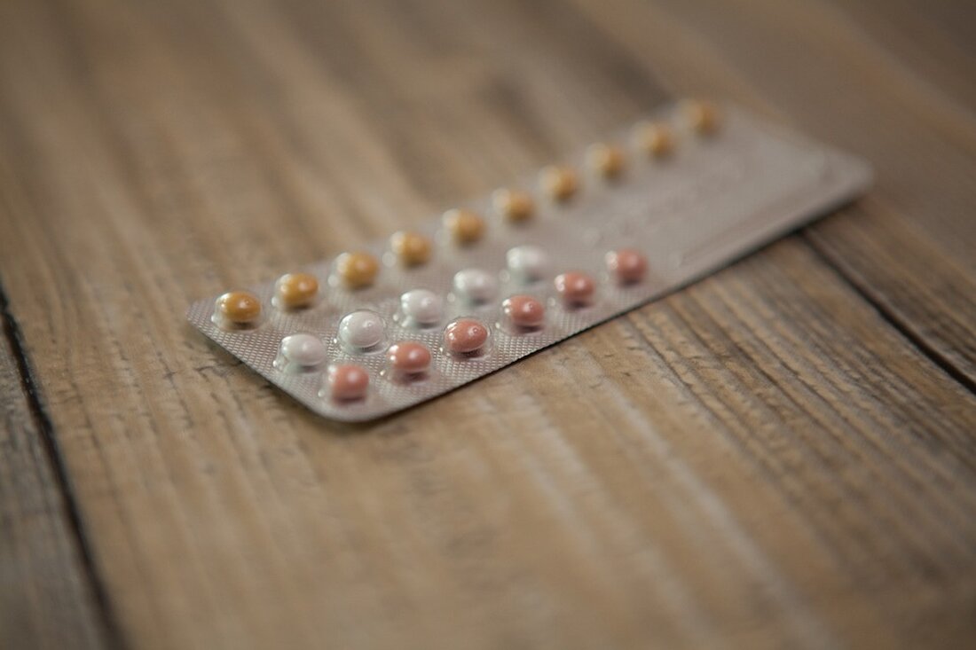 Bioidentische Hormone: Nutzen und Risiken Bioidentische Hormone sind ein kontrovers diskutiertes Thema im Bereich der Hormontherapie. Sie werden oft als eine natürlichere Alternative zu synthetischen Hormonen angesehen. In diesem Artikel werden wir uns eingehend mit den potenziellen Vorteilen und Risiken bioidentischer Hormone befassen. Was sind bioidentische Hormone? Bioidentische Hormone, auch bekannt als naturidentische oder bioähnliche Hormone, sind hormonelle Substanzen, die strukturell und funktionell mit den körpereigenen Hormonen identisch sind. Im Gegensatz dazu haben synthetisch hergestellte orale Kontrazeptiva oder andere hormonelle Medikamente oft eine ähnliche Wirkung wie körpereigene Hormone, unterscheiden sich aber in ihrer molekularen Struktur. Beispiele für bioidentische Hormone: 1. …